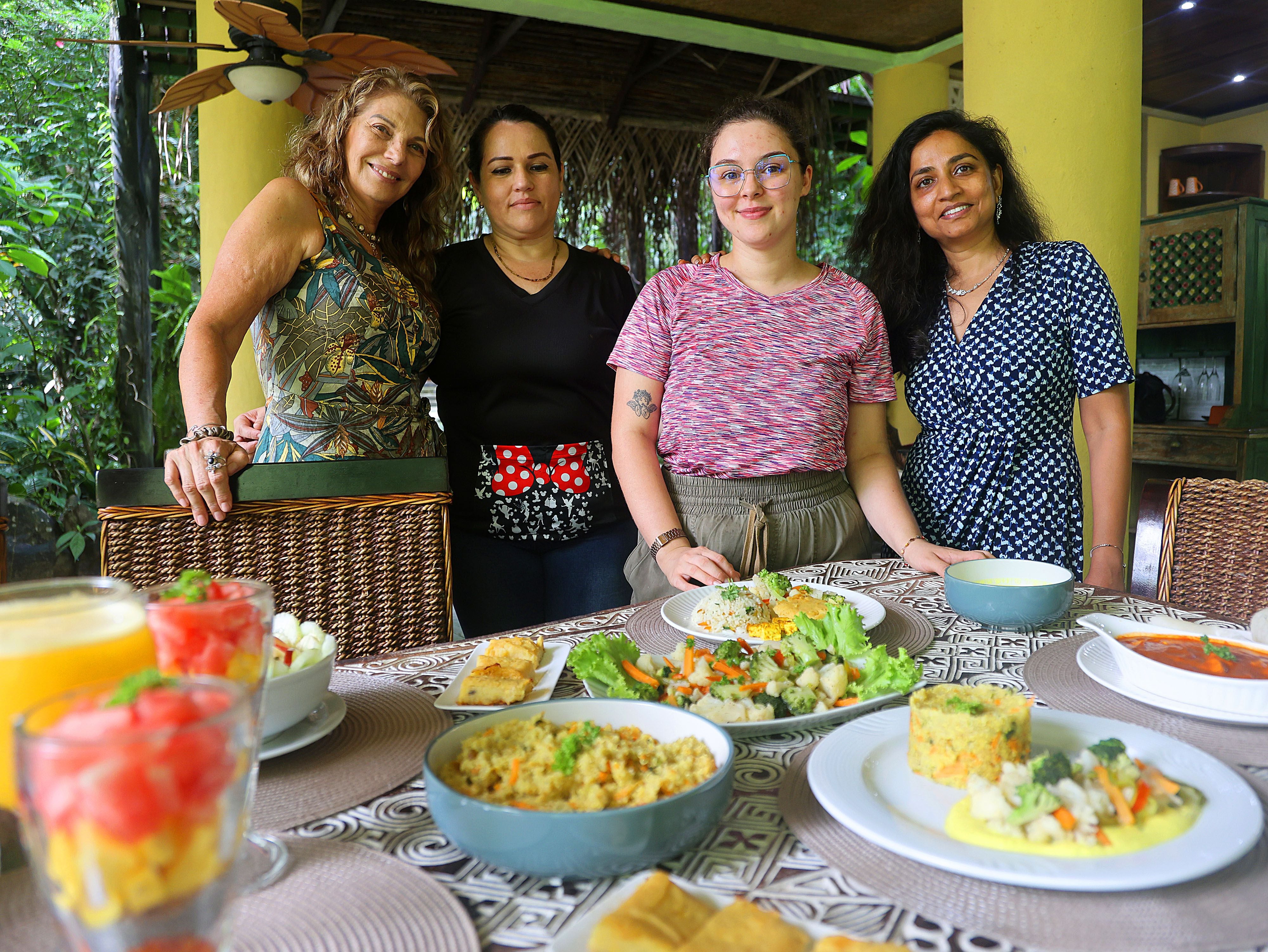 En la fotografía: Carolina Baser, Kennia Fonseca, Suhanny Vargas y Mónica Augustine. Las cuatro chicas forman un gran equipo de trabajo. 