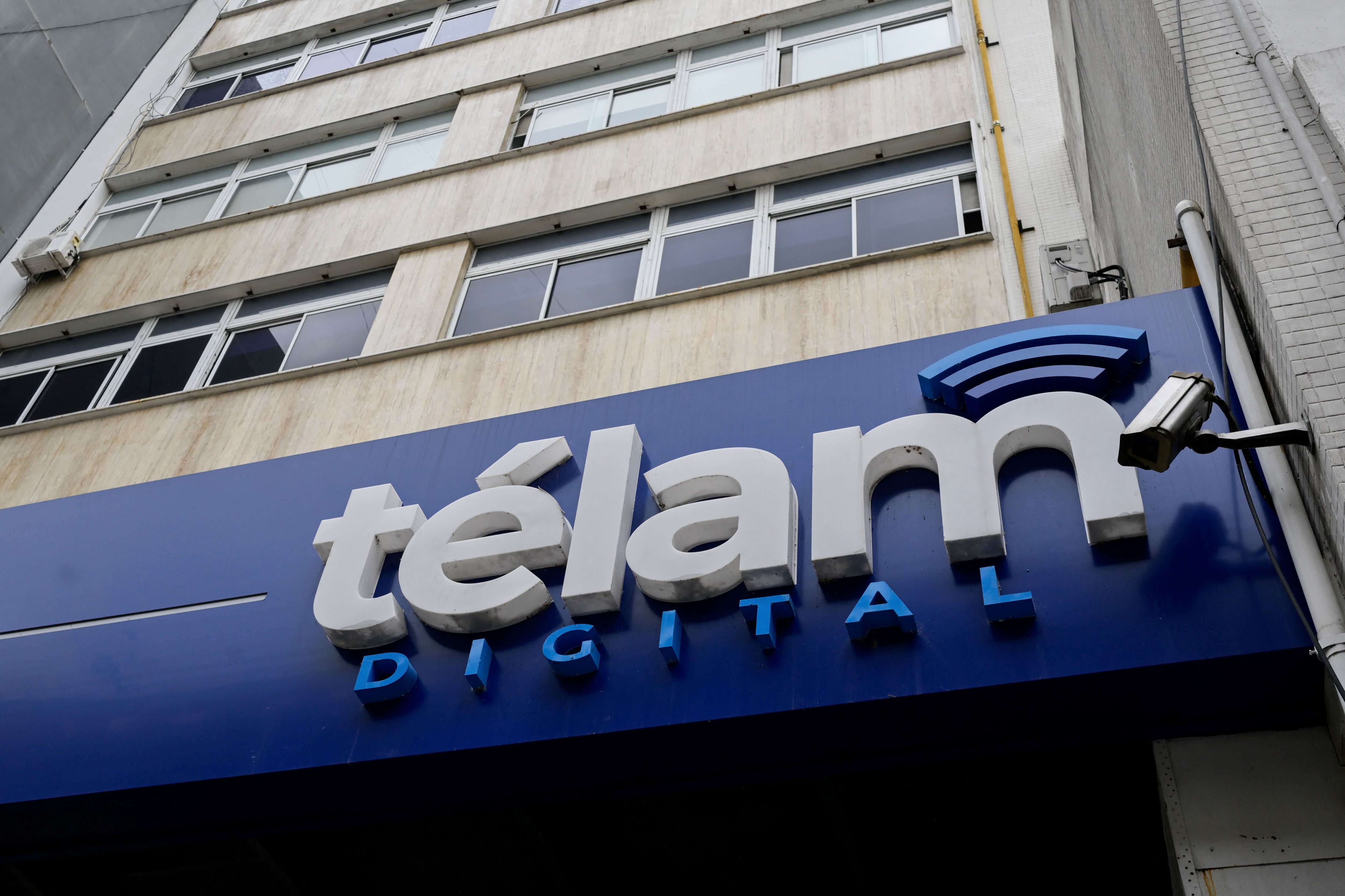 Vista de la fachada de la sede de la agencia estatal de noticias Telam en Buenos Aires. El gobierno argentino ordenó el cierre de 13 corresponsalías provinciales de la agencia de noticias estatal Telám, luego de haber suspendido, en marzo, la actividad de la empresa con el fin de auditar sus operaciones.