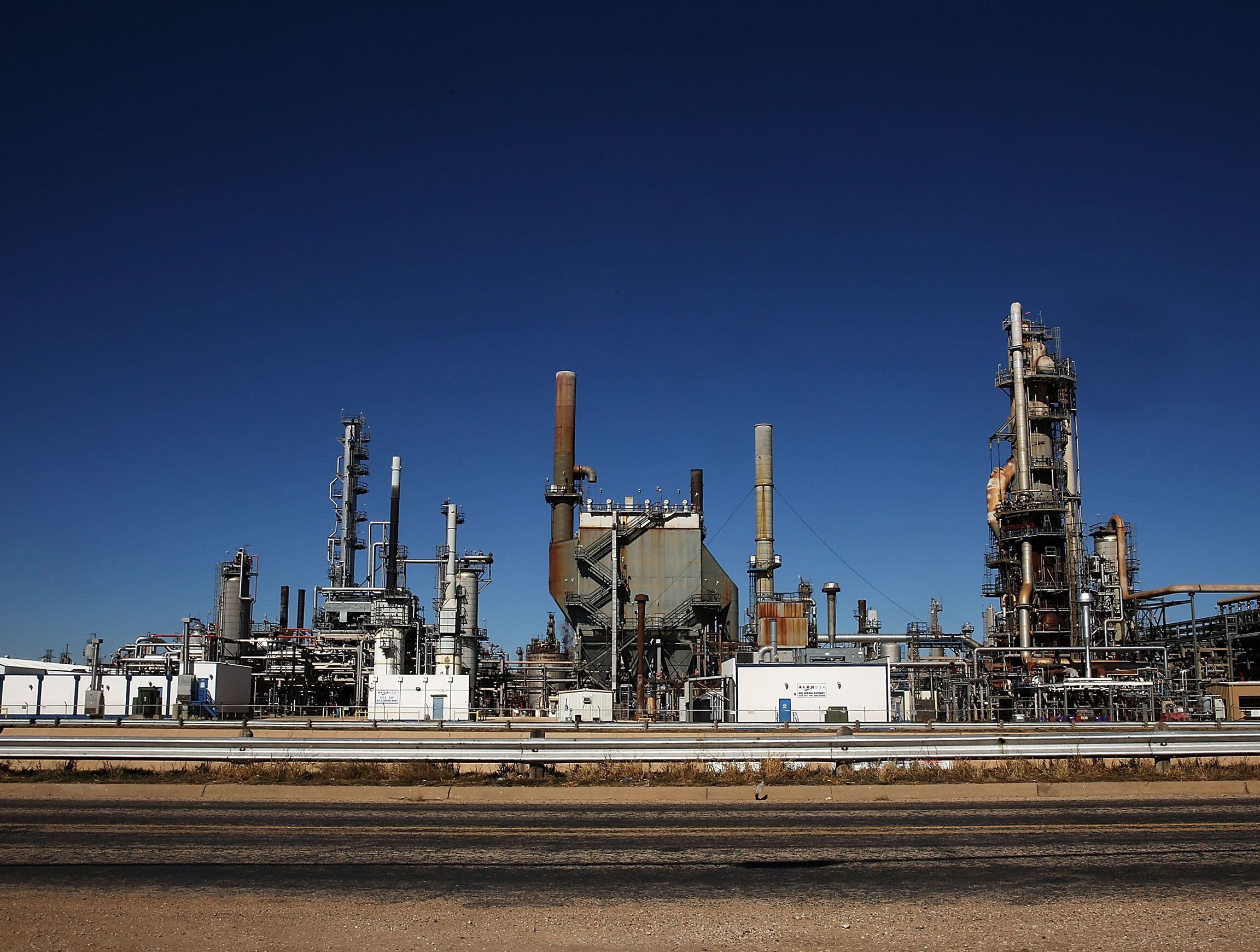 OPEP+ reduce producción para frenar la caída de precios del petróleo