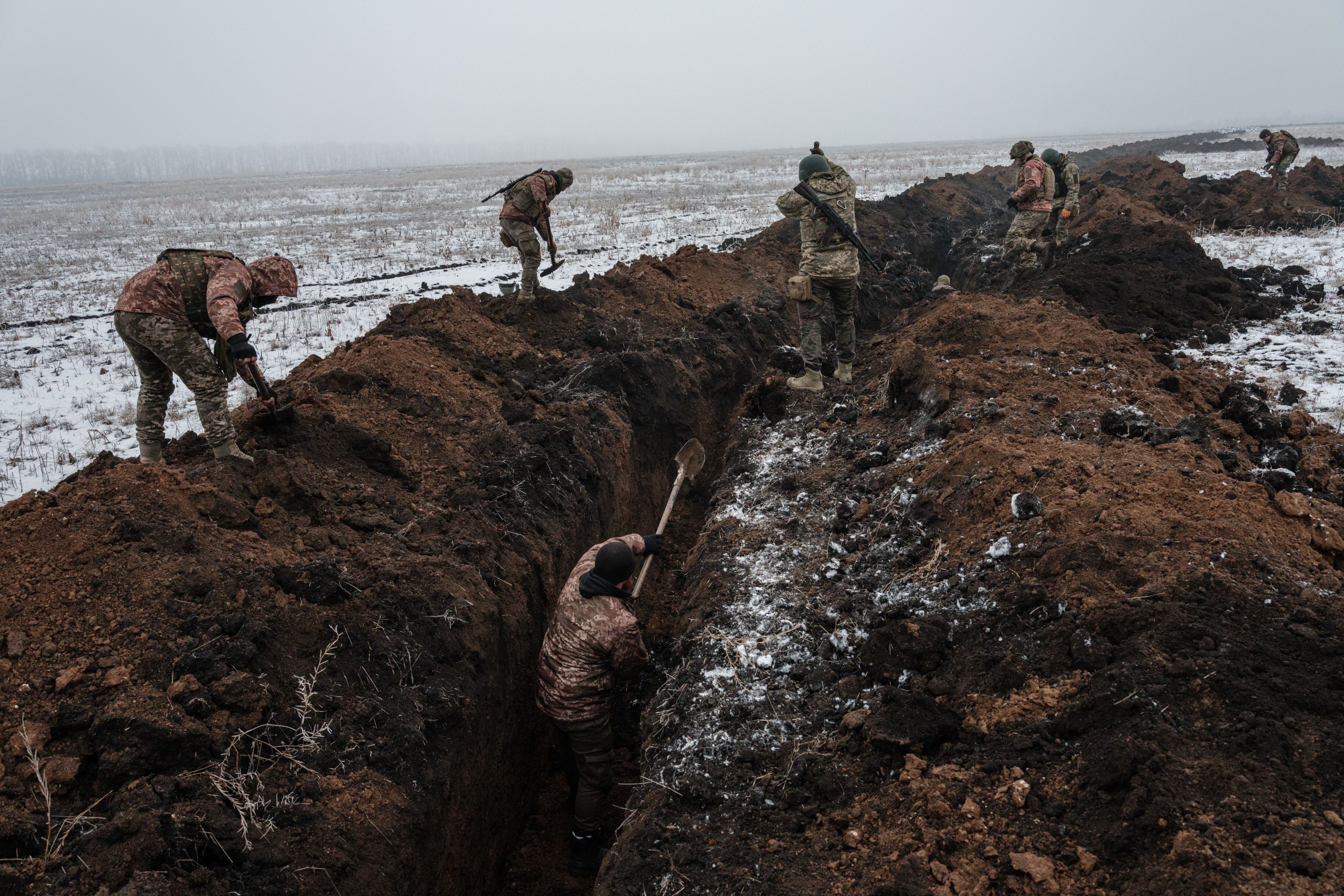 En medio de las inclemencias del tiempo, militares ucranianos cavaron el 1.° de febrero de 2023, una trinchera cerca de Bakhmut, una de las ciudades más azotadas por los sangrientos choques con las fuerzas rusas.