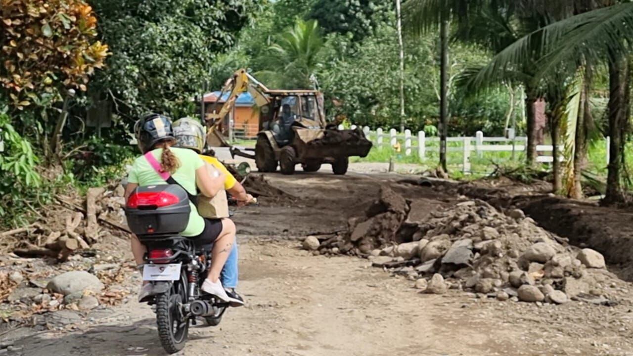 Cerca de donde se instala el puente de Santa Rita, todavía hay maquinaria municipal trabajando en la limpieza de escombros que quedaron tras la emergencia. Foto: Édgar Chinchilla