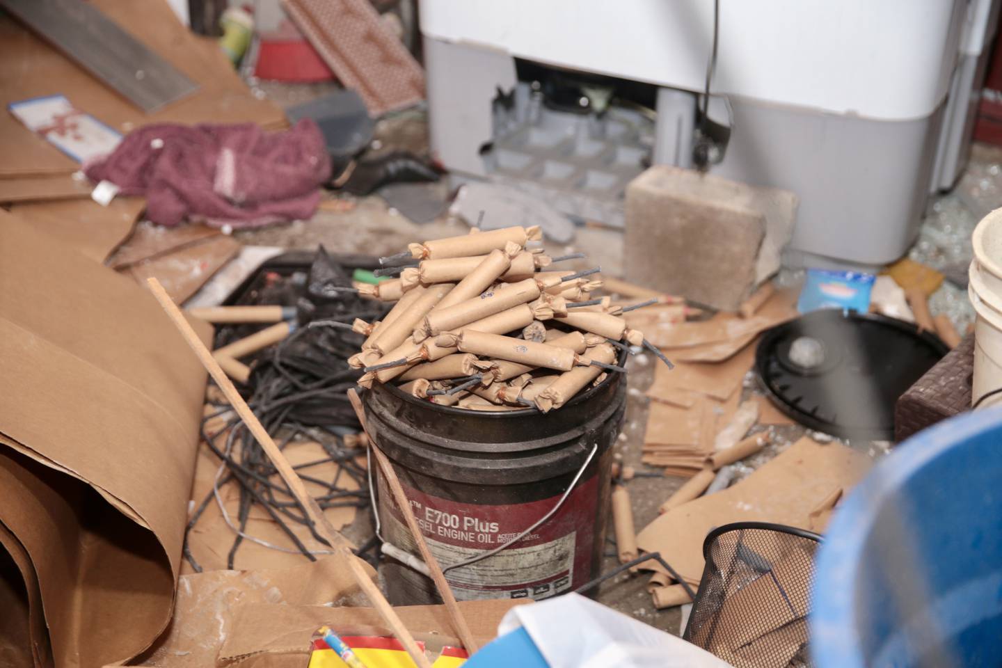 Estas son algunas de las bombetas que el Cuerpo de Bomberos encontraron en la vivienda luego de la explosión. Foto: Bomberos.