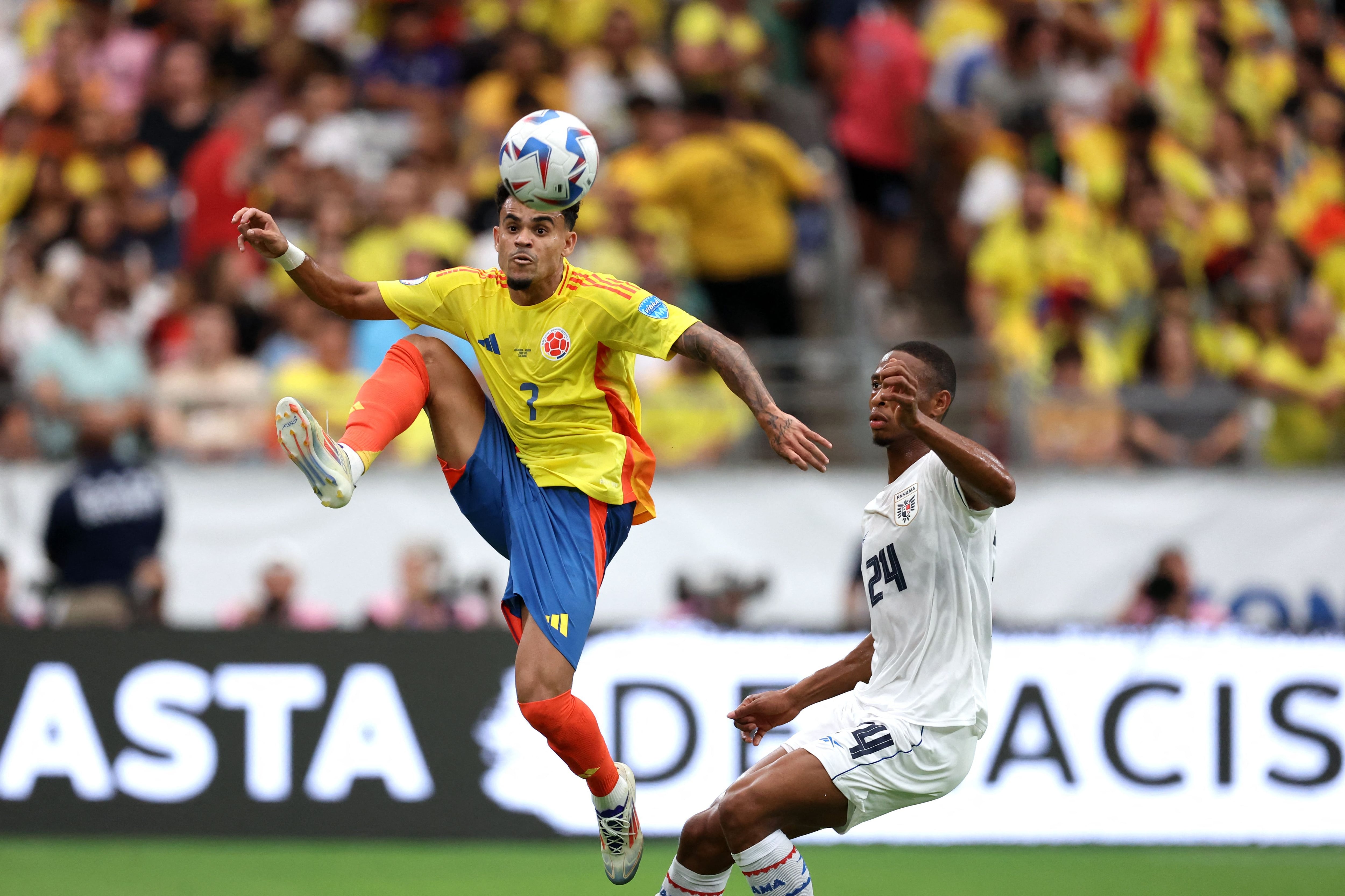 Luis Díaz, quien es marcado por el panameño Edgardo Fariña, marcó el tercer tanto ante Panamá, en la goleada de 5-0 que le propinó Colombia en los cuartos de final de la Copa América.