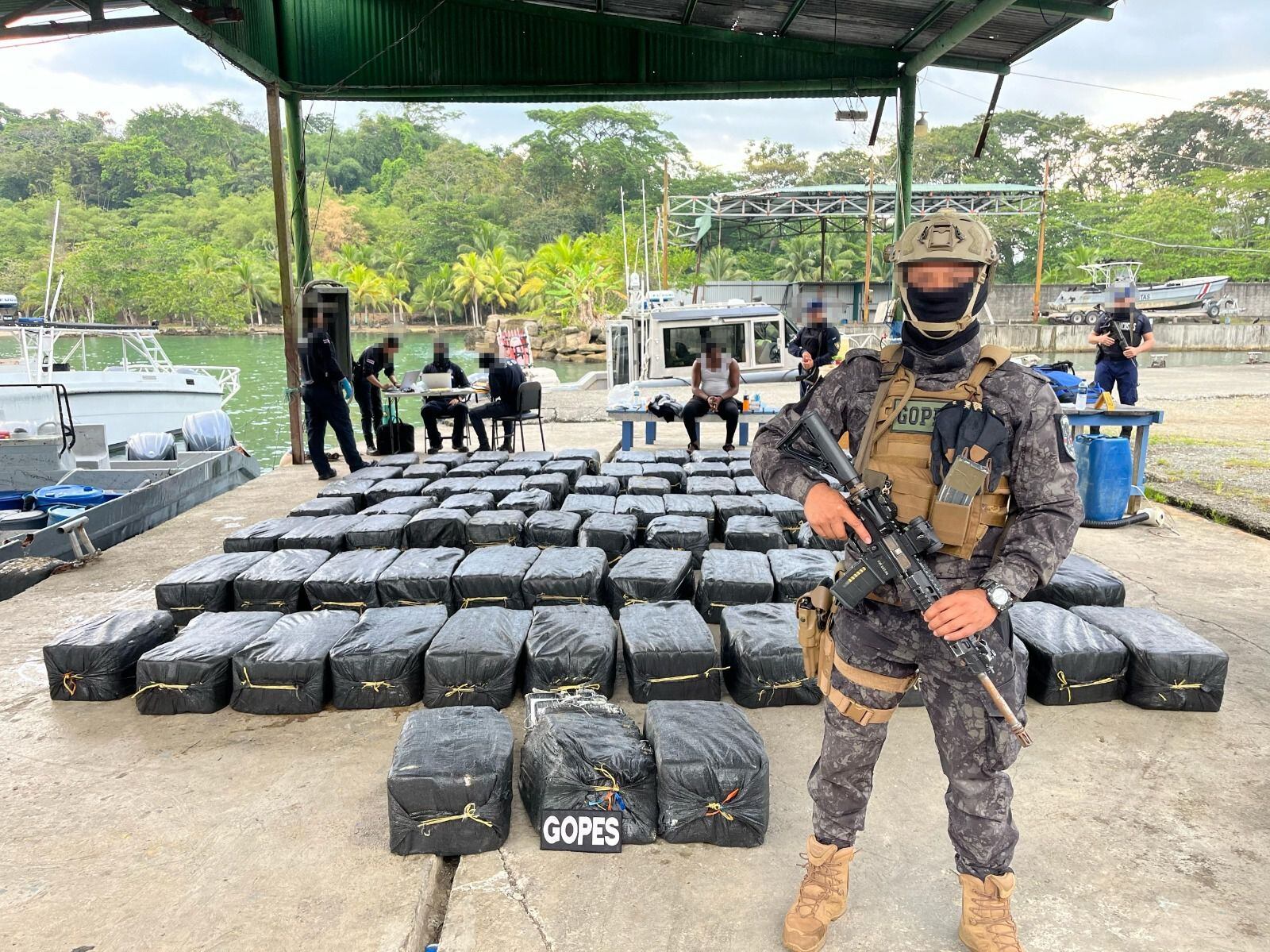 El 15 de noviembre del 2023 se dio a conocer la captura de este cargamento de dos toneladas de cocaína, decomisado luego de una persecución a dos hombres en altamar, quienes fueron ubicados a 74 kilómetros de Limón.