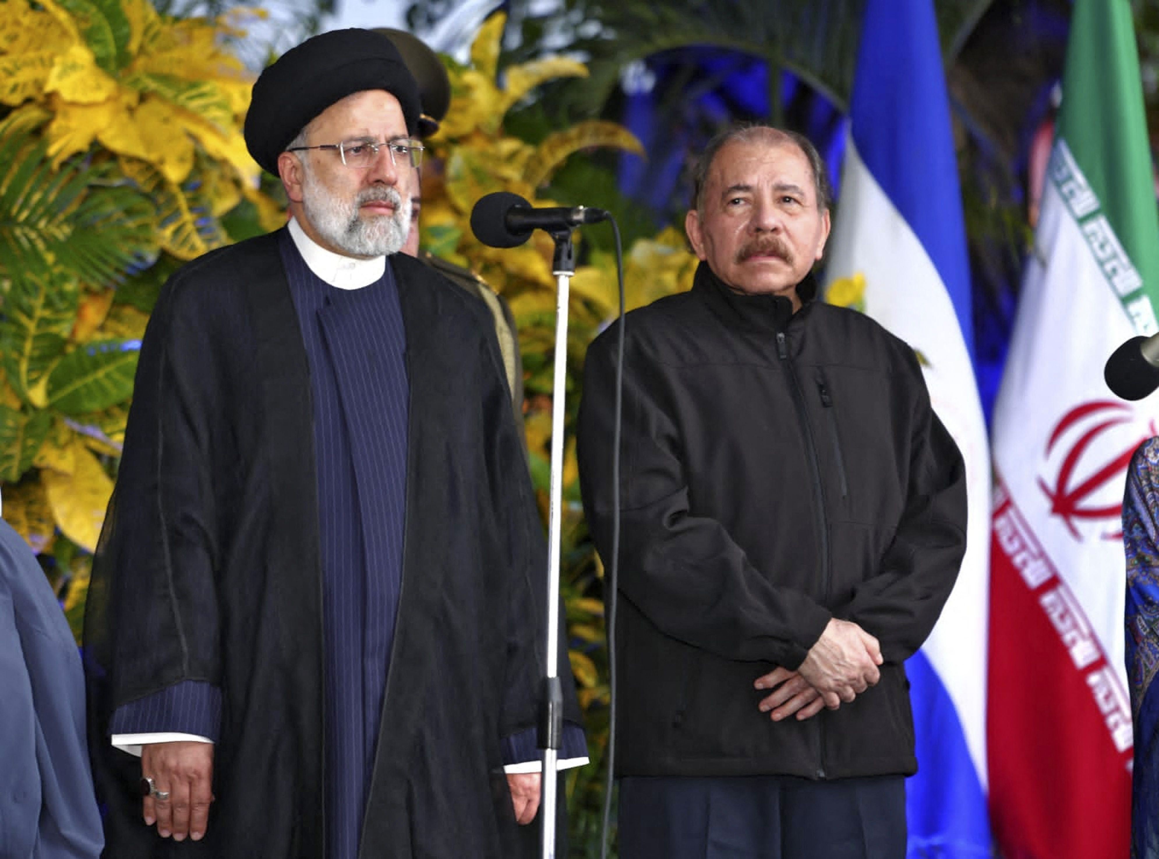 El presidente de Irán, Ebrahim Raisi, comenzó una  gira diplomática por América Latina en junio del 2023 con paradas en Venezuela, Nicaragua y Cuba, todos objeto de sanciones estadounidenses. En la imagen está junto a Daniel Ortega, dictador en Nicaragua. Foto: AFP