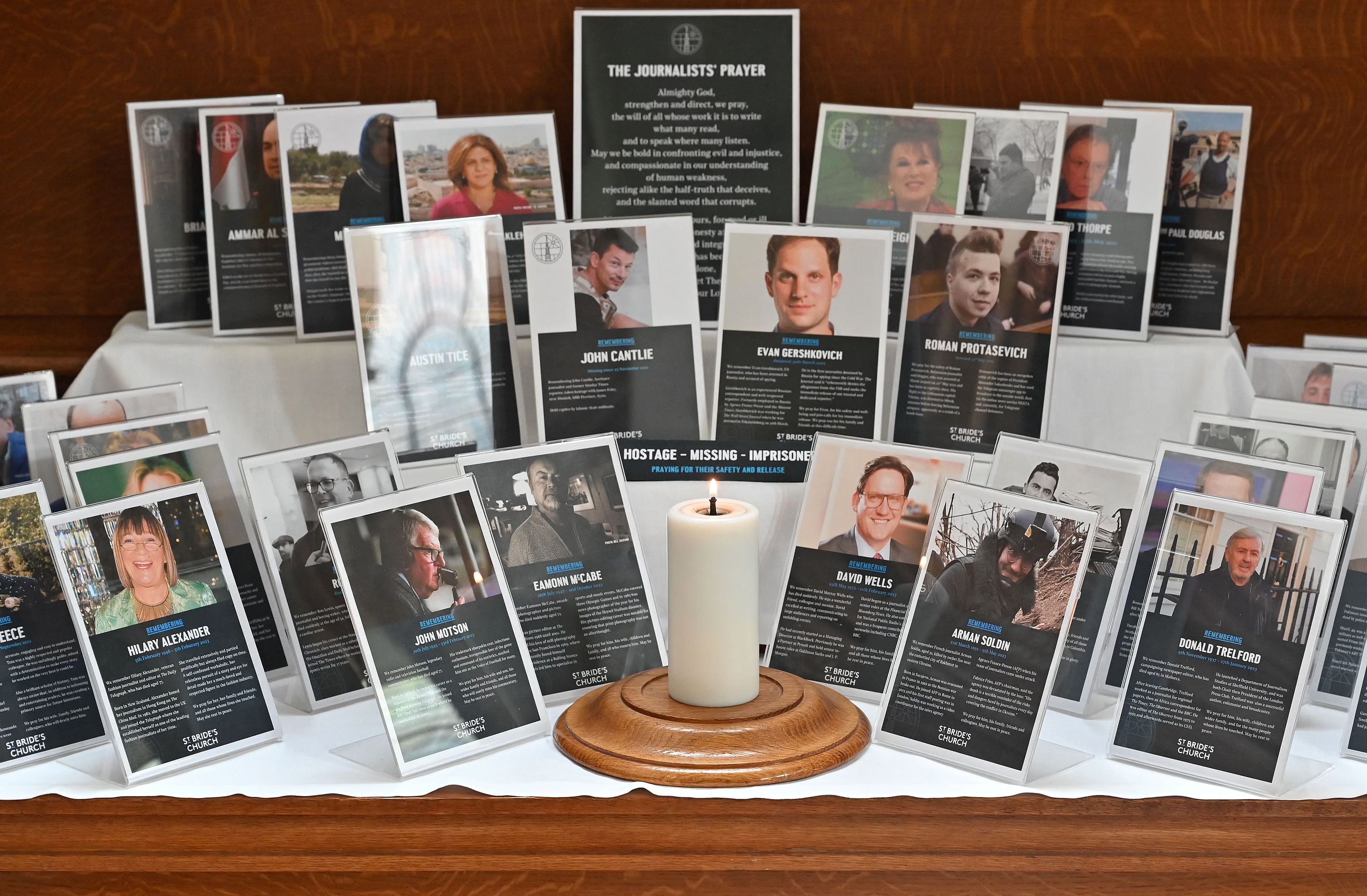 Un homenaje al videoperiodista de AFP Arman Soldin se muestra entre los homenajes a otros periodistas, en la iglesia de St Bride en el centro de Londres 