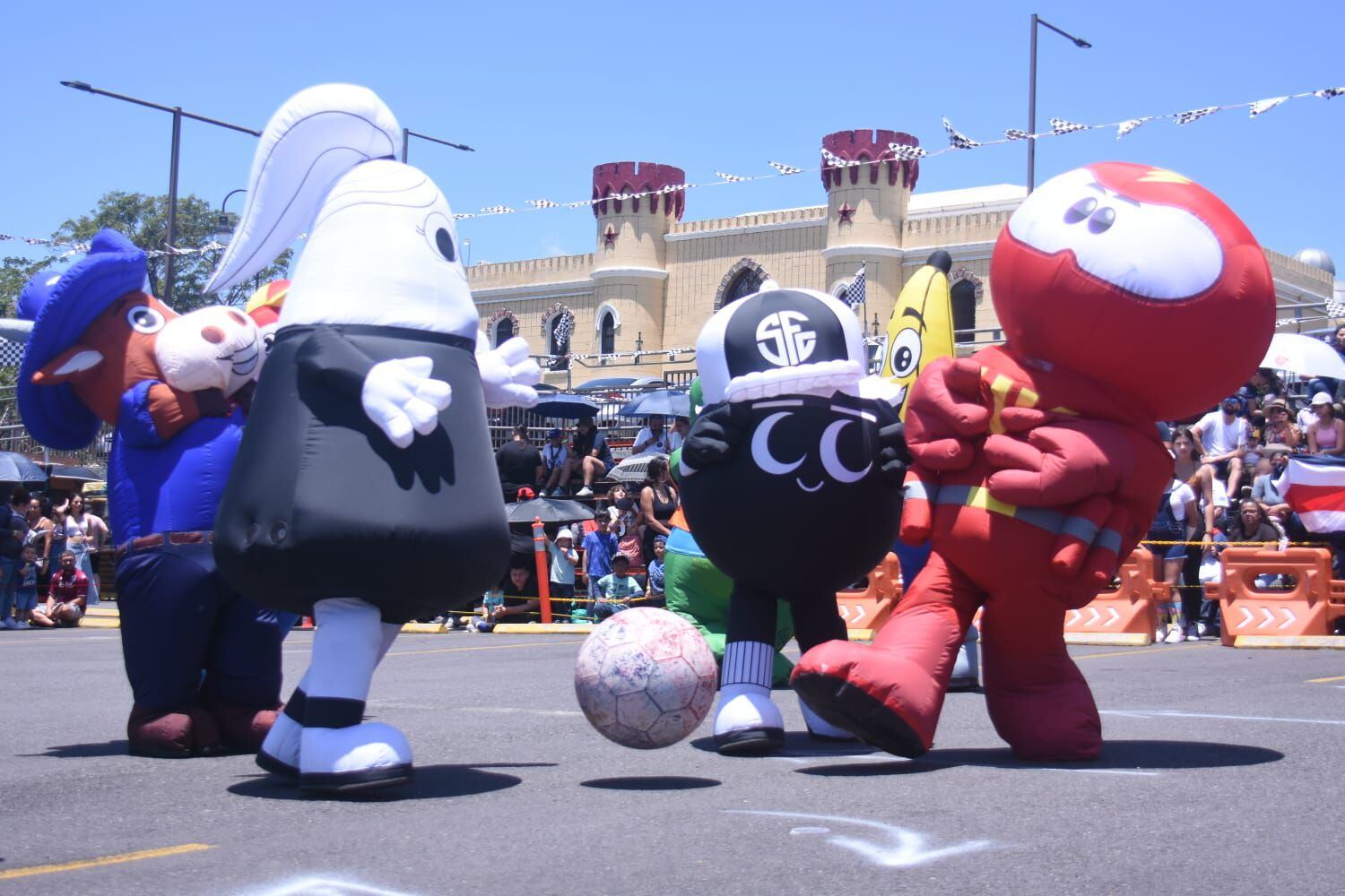 La mejenga de fútbol en el Campeonato de Personajes del Museo de los Niños, es una de las actividades más coloridas y llenas de diversión del evento.