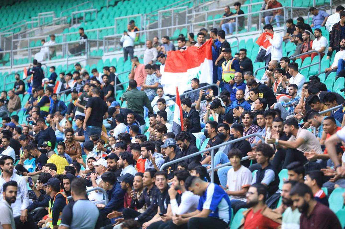 Aficionados de Irak se quedaron vestidos y alborotados luego de la cancelación del juego contra Costa Rica. Twitter.