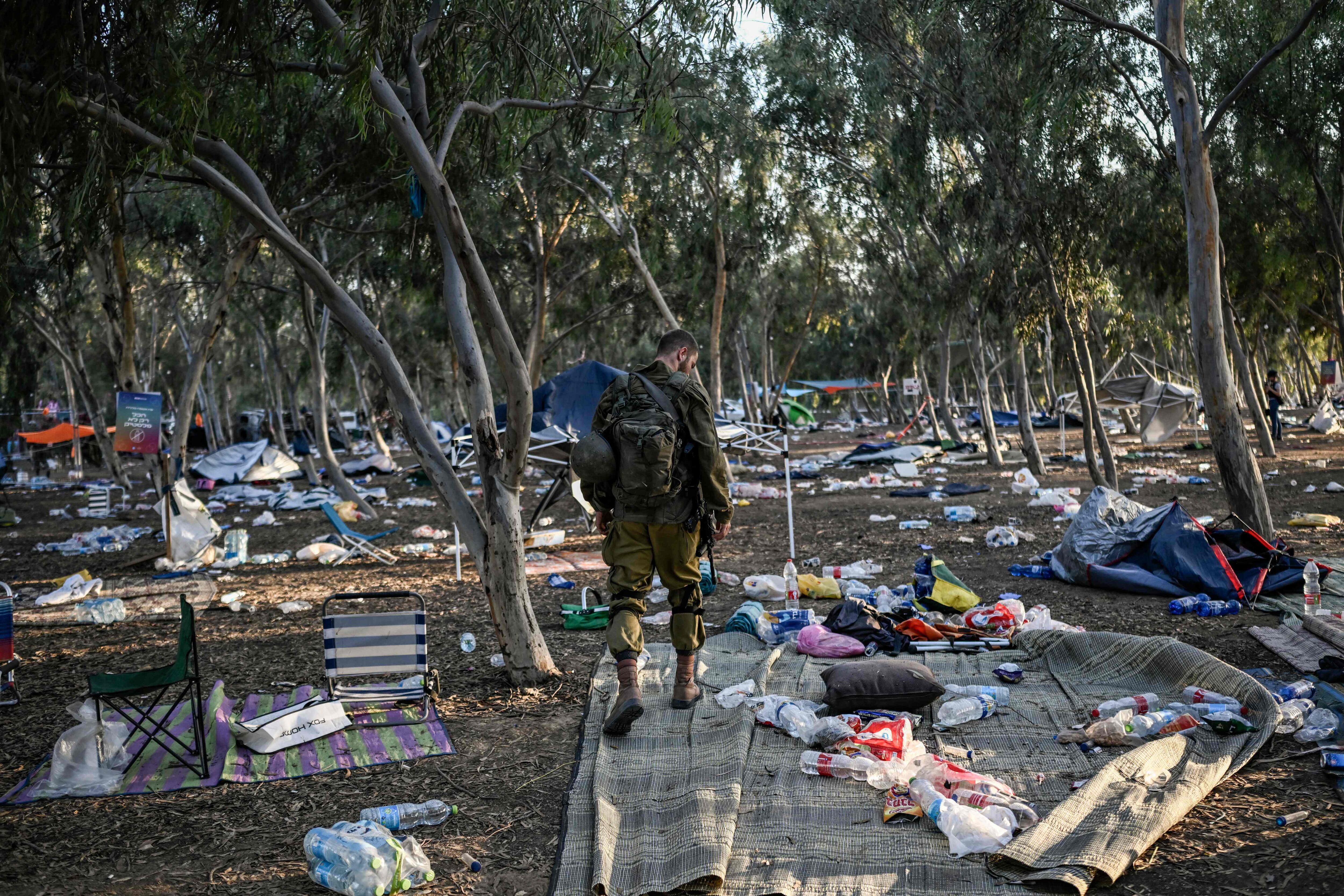 Un soldado patrulla el kibutz de Beeri, lugar en el que milicianos de la organización terrorista Hamás asesinaron a 100 personas en Israel. 