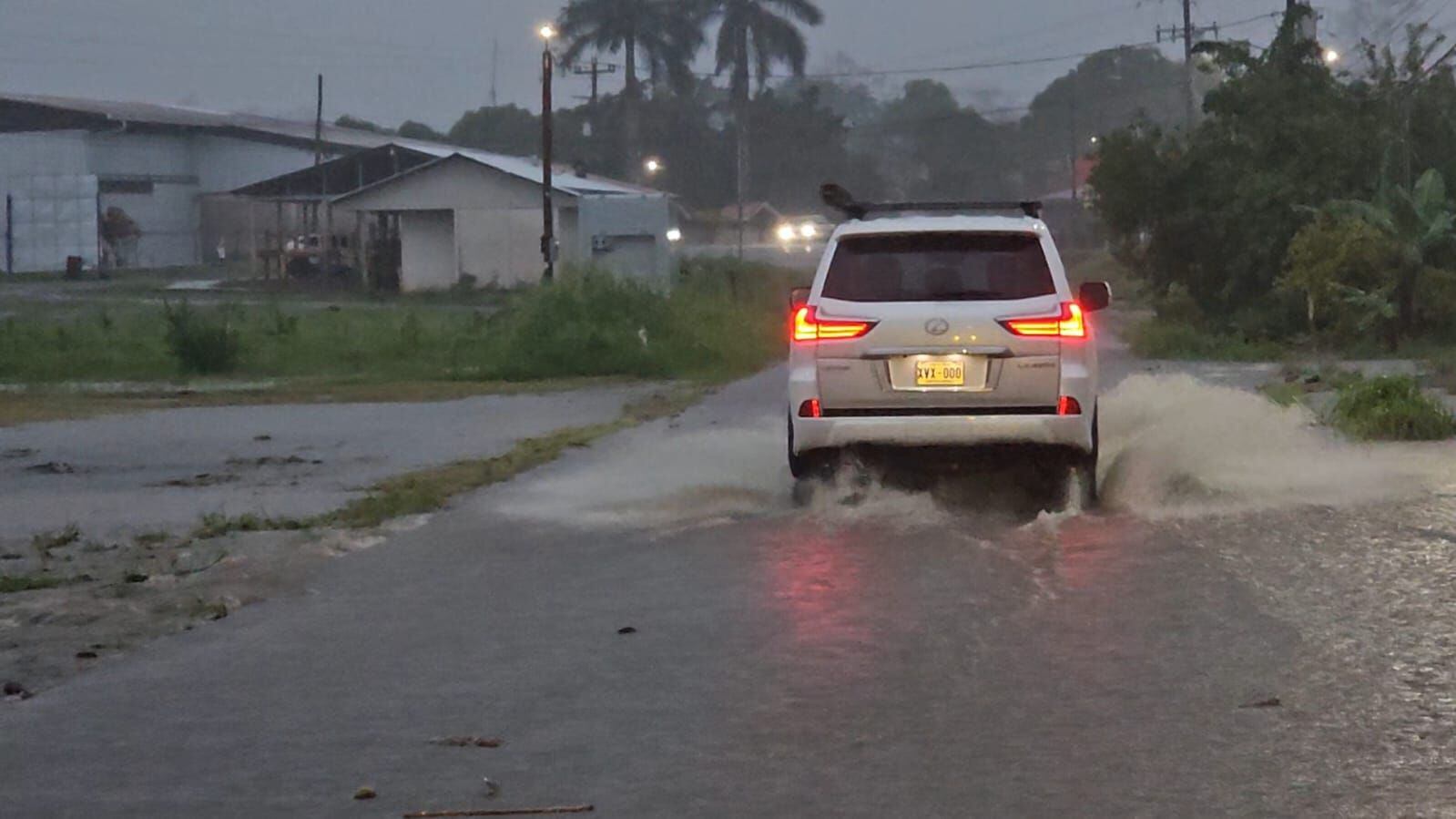 Pital de San Carlos es de las zonas donde más llovió el jueves con el paso de la onda tropical N.° 8. El agua atravesaba las calles en varios sectores. Foto: Edgar Chinchilla.