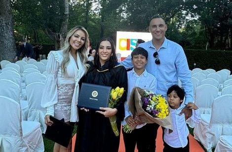 Keylor Navas y su esposa Andrea Salas se mostraron muy orgullosos por la graduación de su hija Daniela.  En la foto comparten con sus hijos Mateo y Thiago.