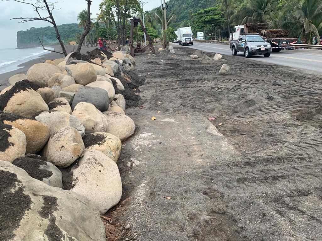 Una de las recomendaciones de Lanamme ante los efectos de la erosión en Caldera es alejar la carretera de la costa. Foto: Marvin Caravaca