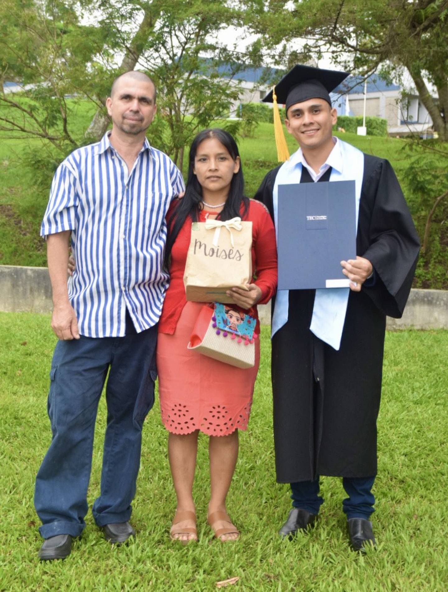 Moisés Morales junto a sus padres  Baudilia Morales Ruiz y Javier Salguero Arias el día de la graduación. El joven cuenta que ellos son las personas que más lo inspiran. Foto: Moisés Salguero para LN