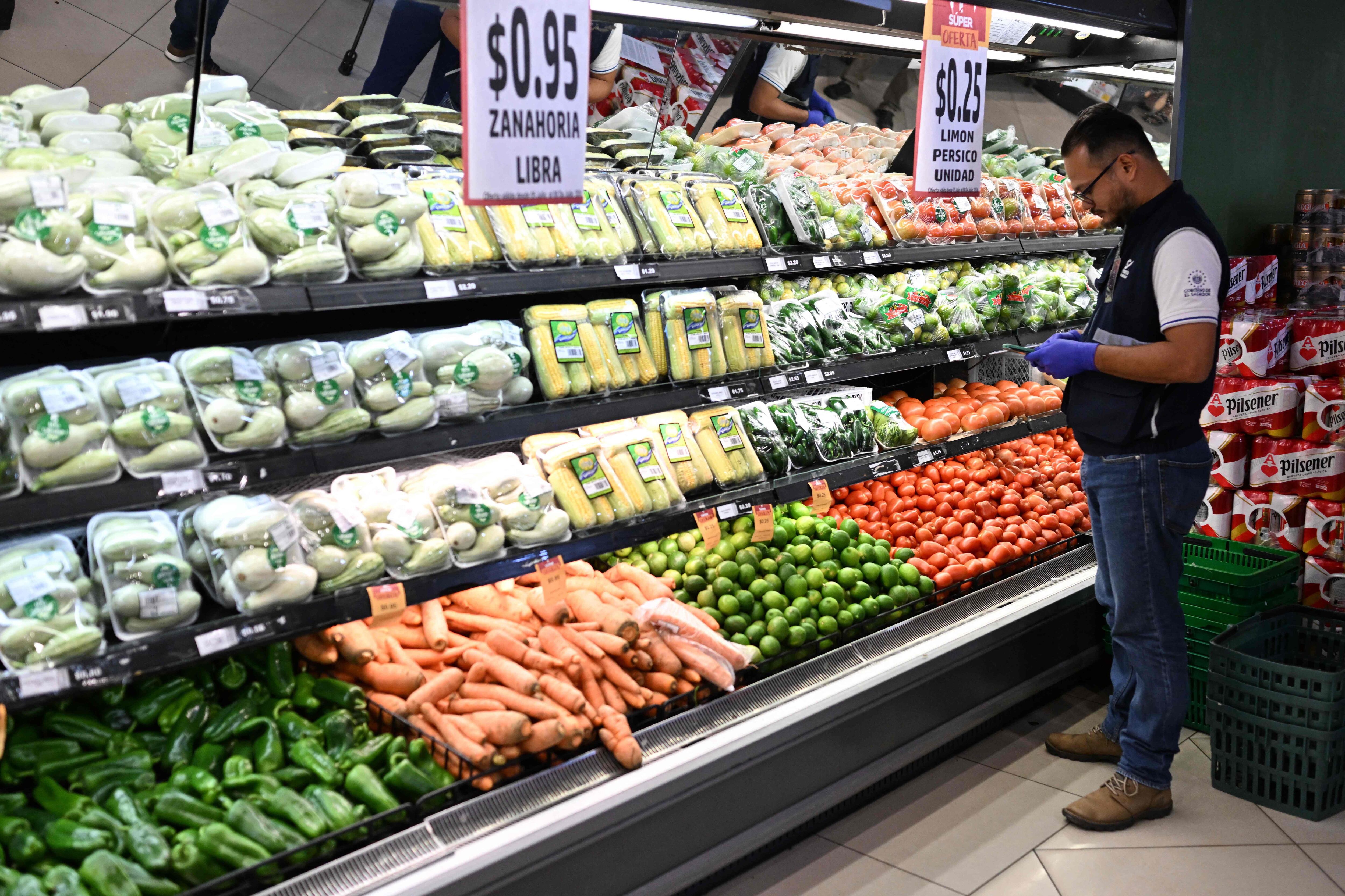 La Defensoría del Consumidor de El Salvador analiza el precio y el tamaño de diferentes frutas y verduras en las principales cadenas de supermercados en ese país centroamericano.
