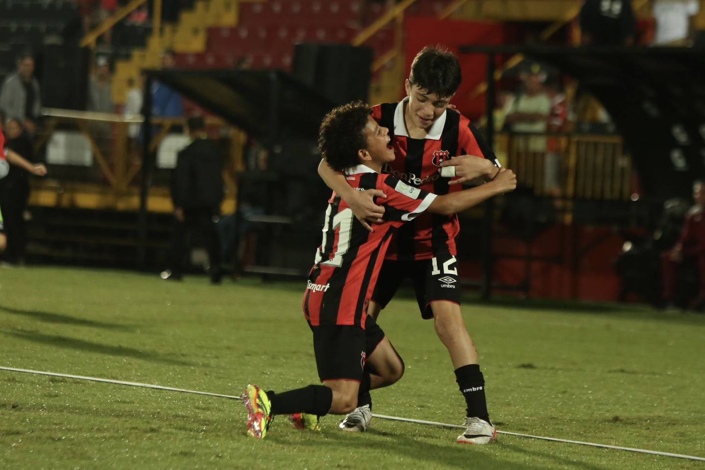 Arjen Barrantes gritó su gol a todo pulmón en la final U-12 entre Liga Deportiva Alajuelense y Saprissa. Con él festeja Steven Delgado.