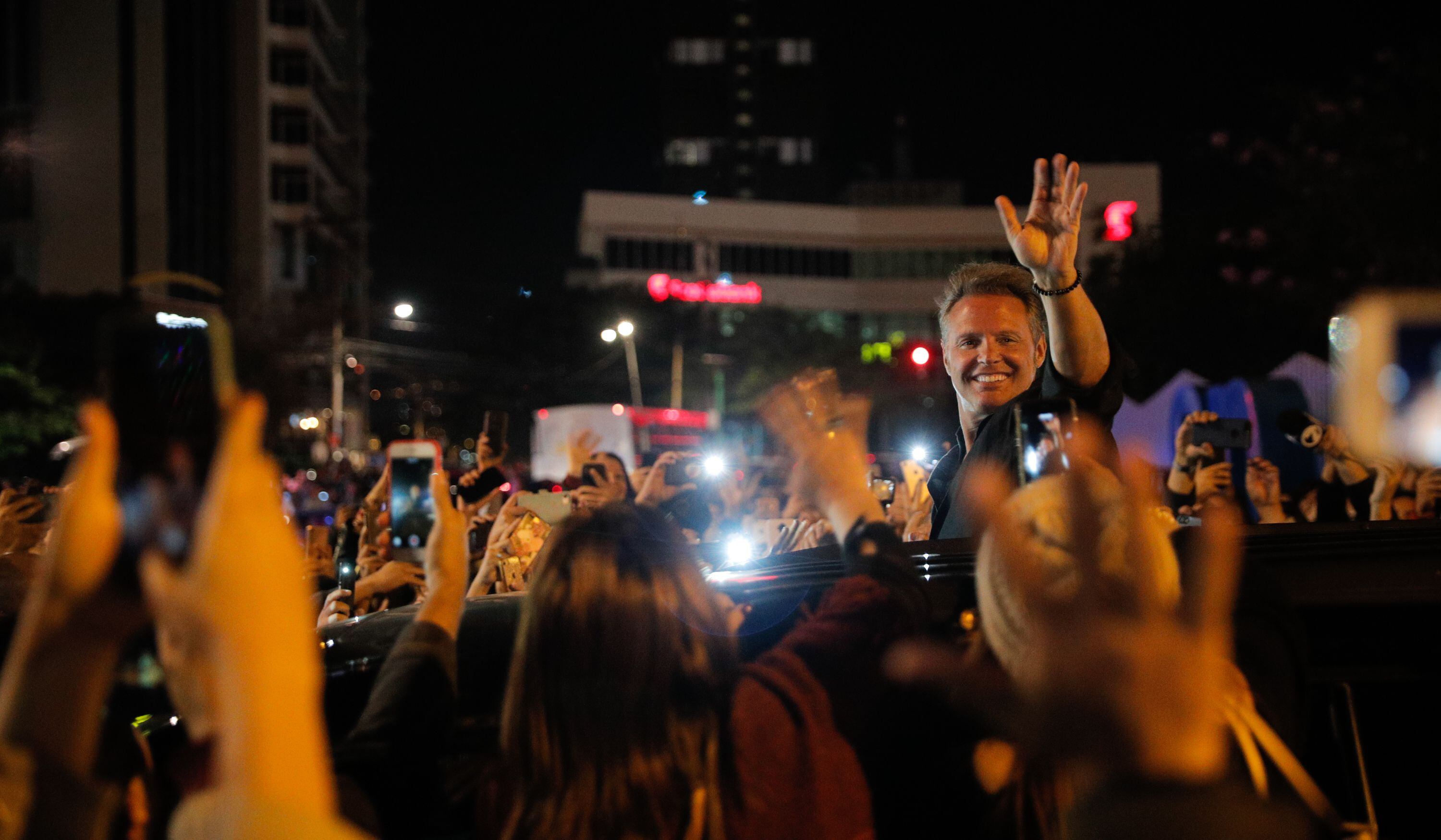 Saliendo del estadio, Luis Miguel saludó a los fans desde el carro que lo transportaba, en su último concierto que dio en Costa Rica.

