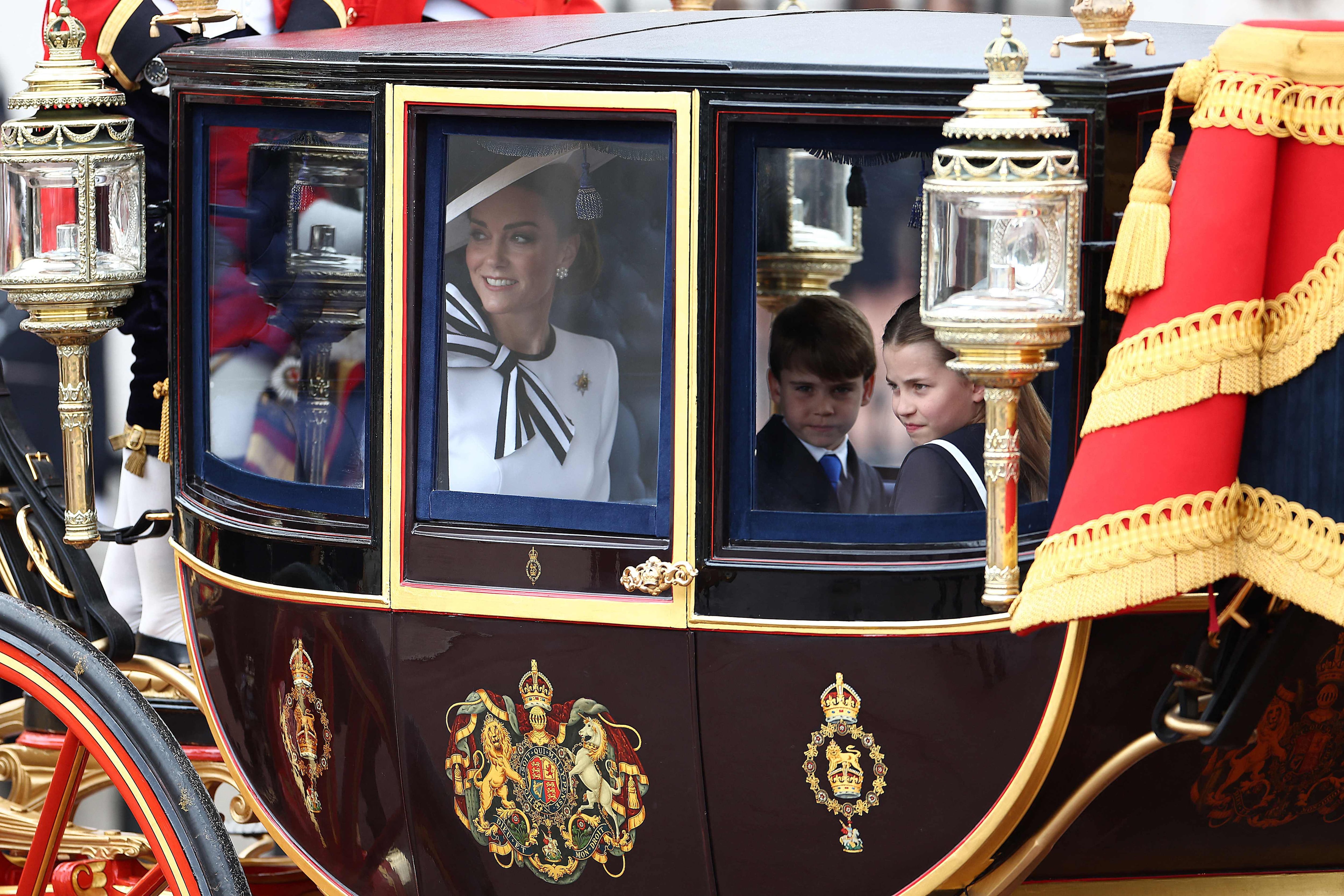 La princesa Catalina (Kate Middleton) y sus Carlota y Luis viajó en un carruaje en el desfile londinense en honor al rey Carlos III. 