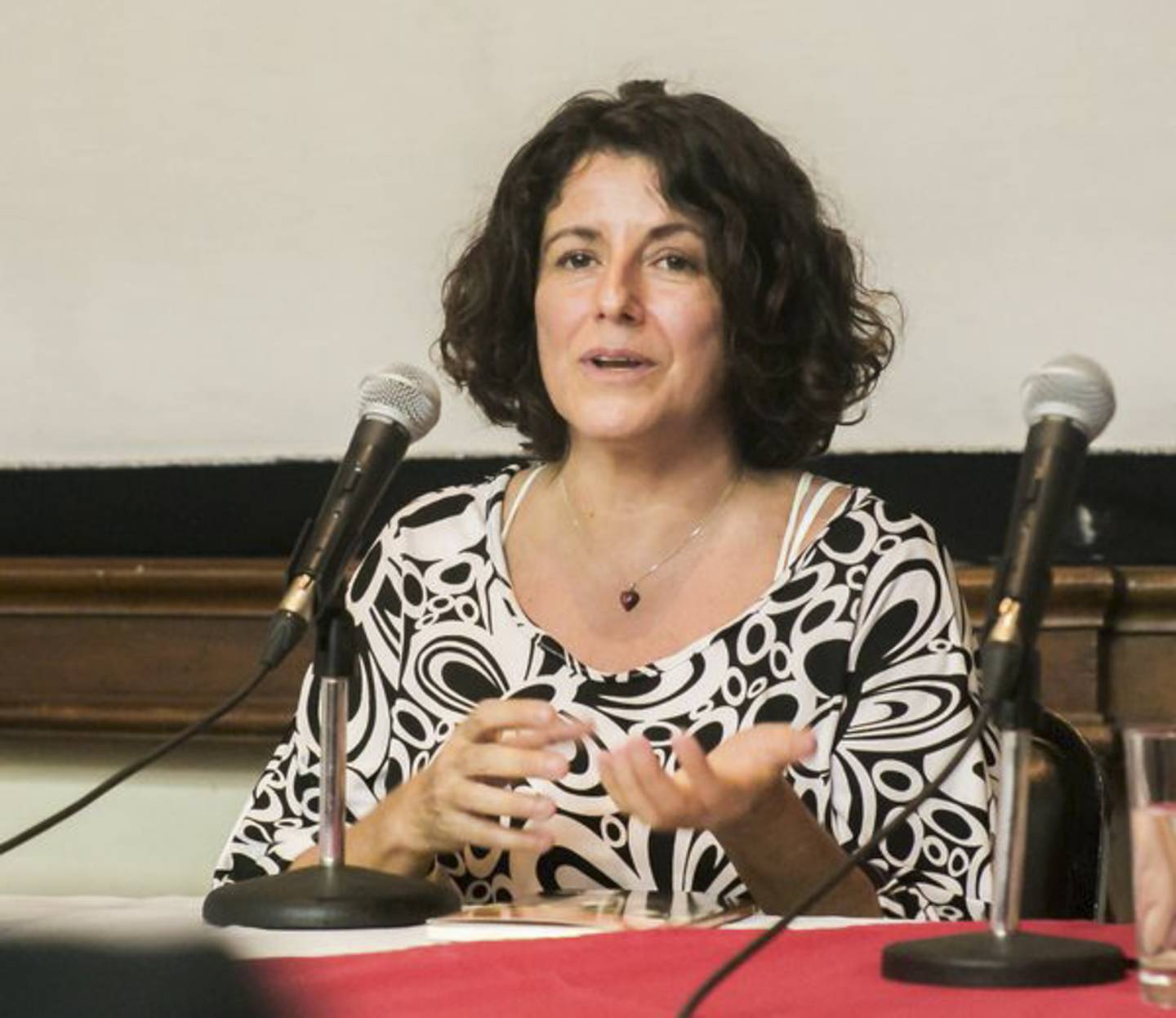 04/06/2024, Fotografías de la escritora Catalina Murillo en una conferencia.