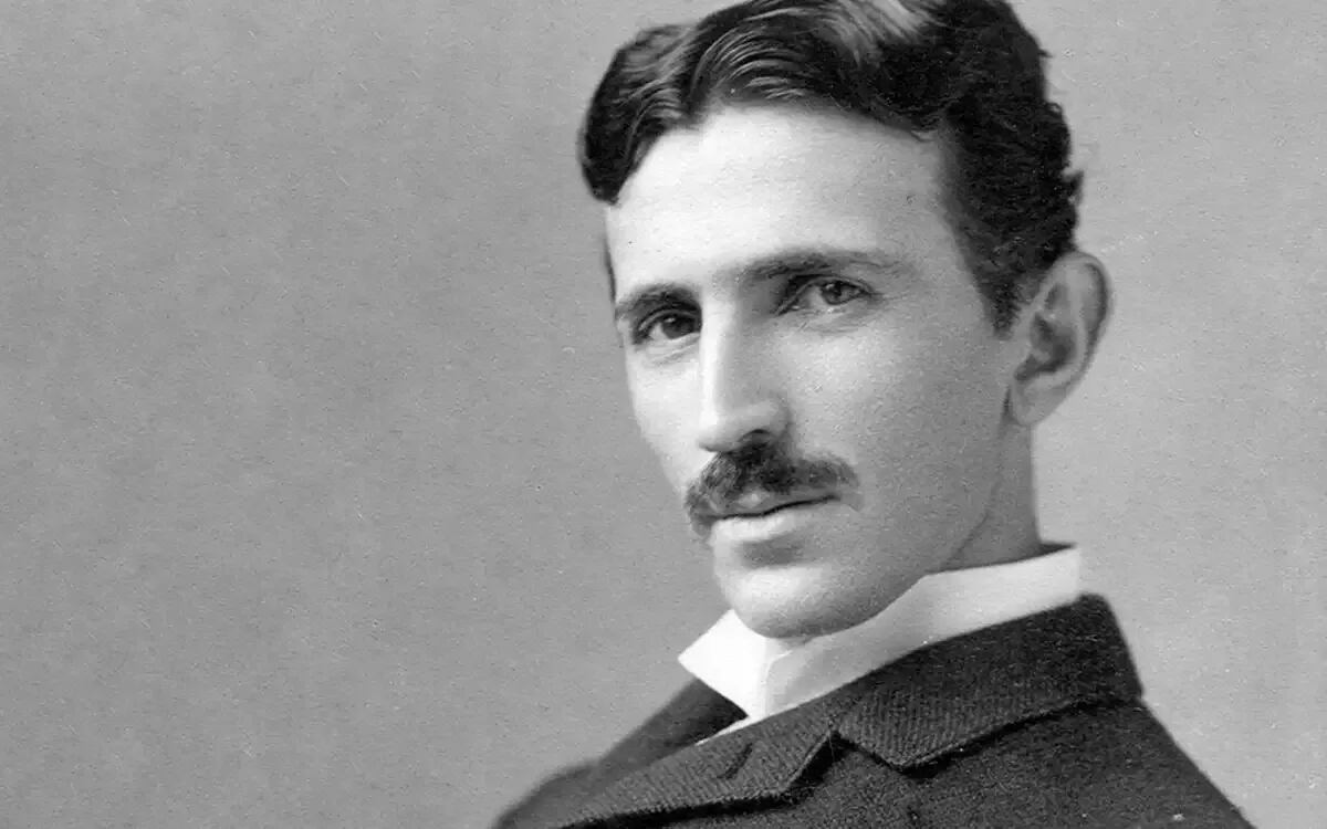 Nikola Tesla, nacido hace 168 años, revolucionó la energía eléctrica y contribuyó al desarrollo de numerosas tecnologías modernas.