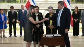 Ministra Laura Fernández fingió la firma de una ley