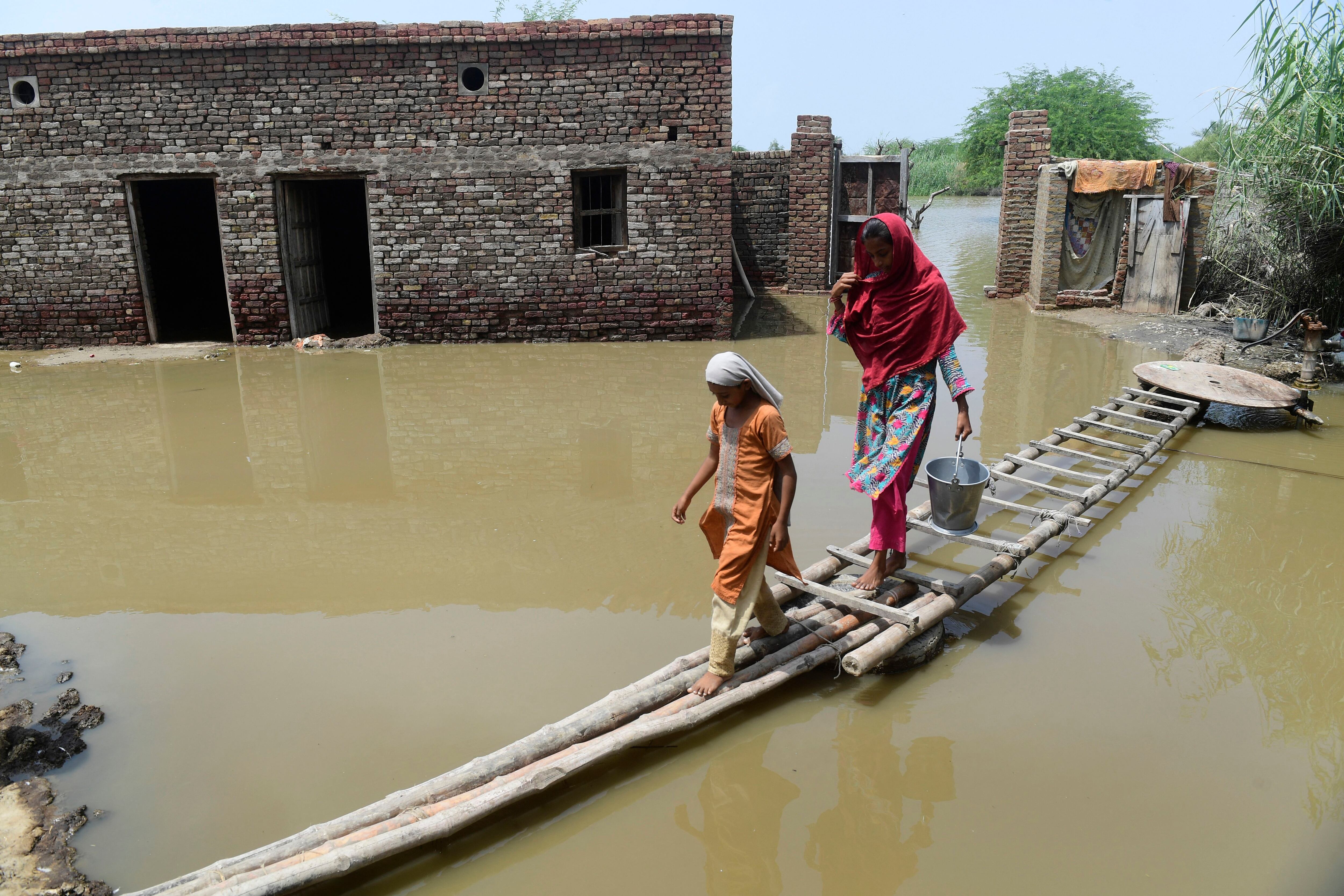 Pakistán lleva a cabo gran rescate por inundaciones que dejan más de un millar de muertes