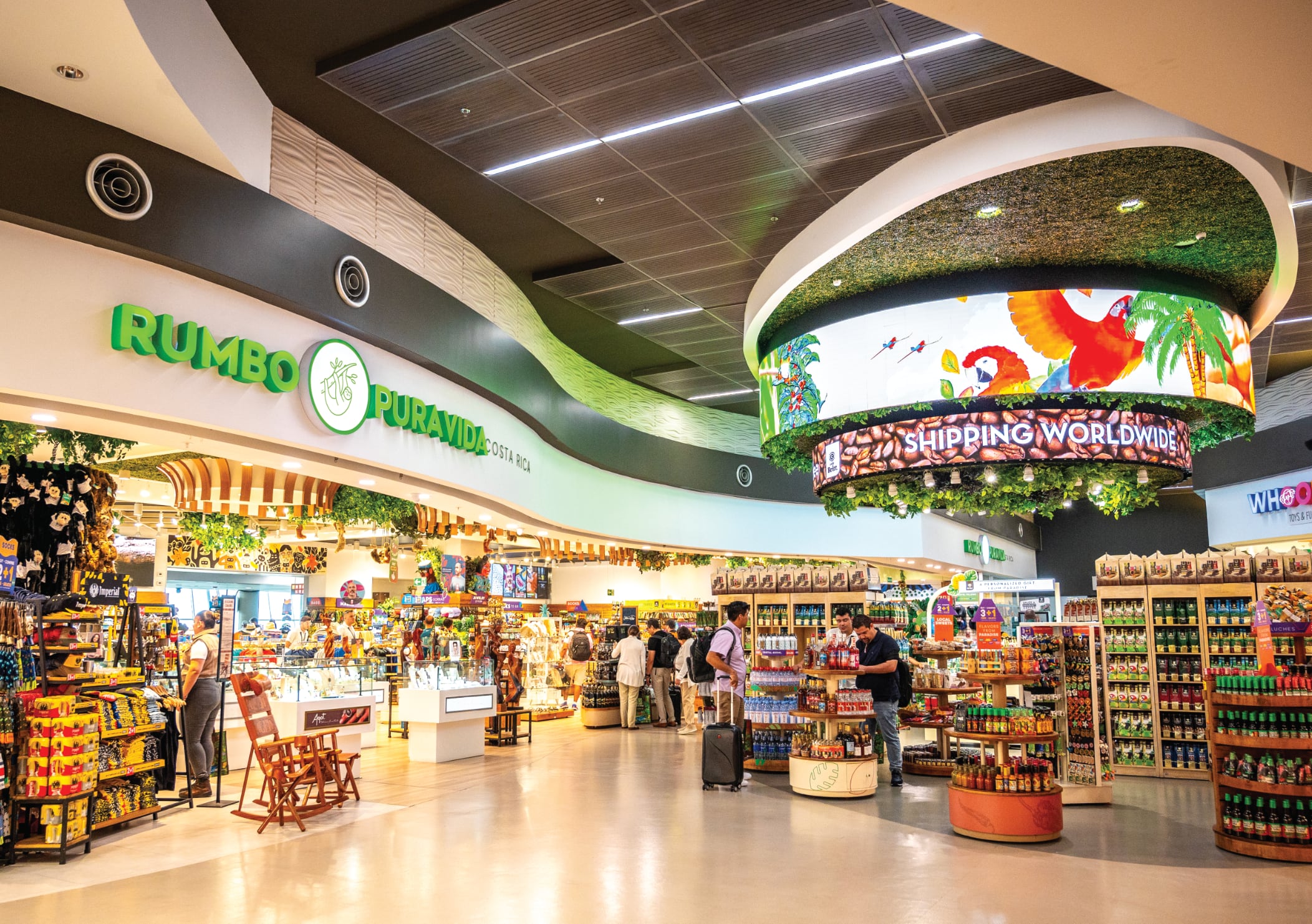 Las tiendas Britt Shop, que pertenecen a Morpho Travel Experience, atraviesan un proceso de cambio de marca. Hasta el 2 de julio, la empresa había completado la transición de 80 comercios en aeropuertos de los 11 países donde operan. En la imagen, la primera tienda que migró, la del aeropuerto Juan Santamaría. 