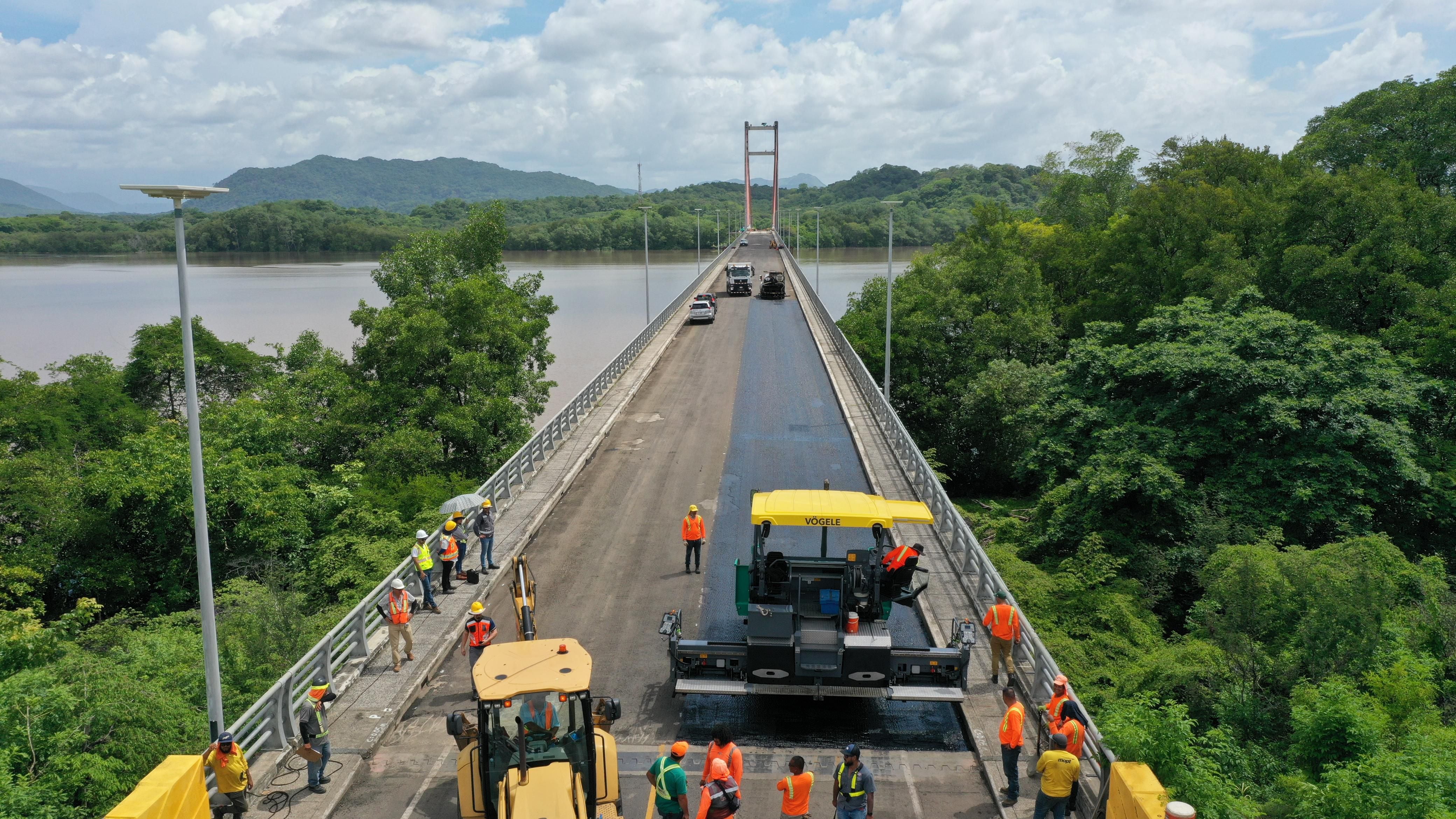 Esta semana comenzaron las tareas de asfaltado en la pasarela del puente de La Amistad, sobre el río Tempisque. Foto: MOPT