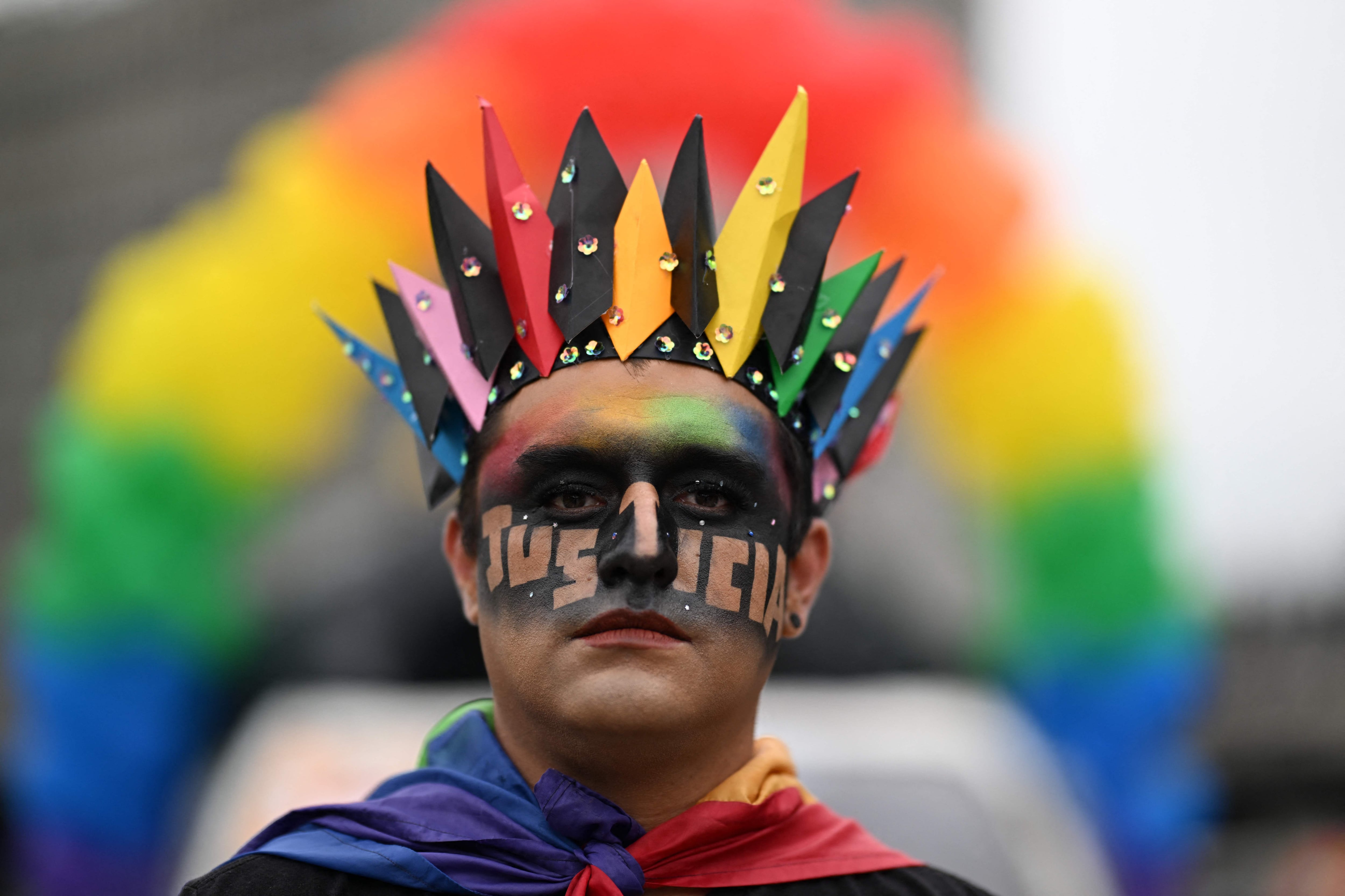 En la ciudad de Guatemala, este joven aprovechó el maquillaje en su rostro para pedir justicia e igualdad de derechos para las personas de la comunidad LGTBIQ+.