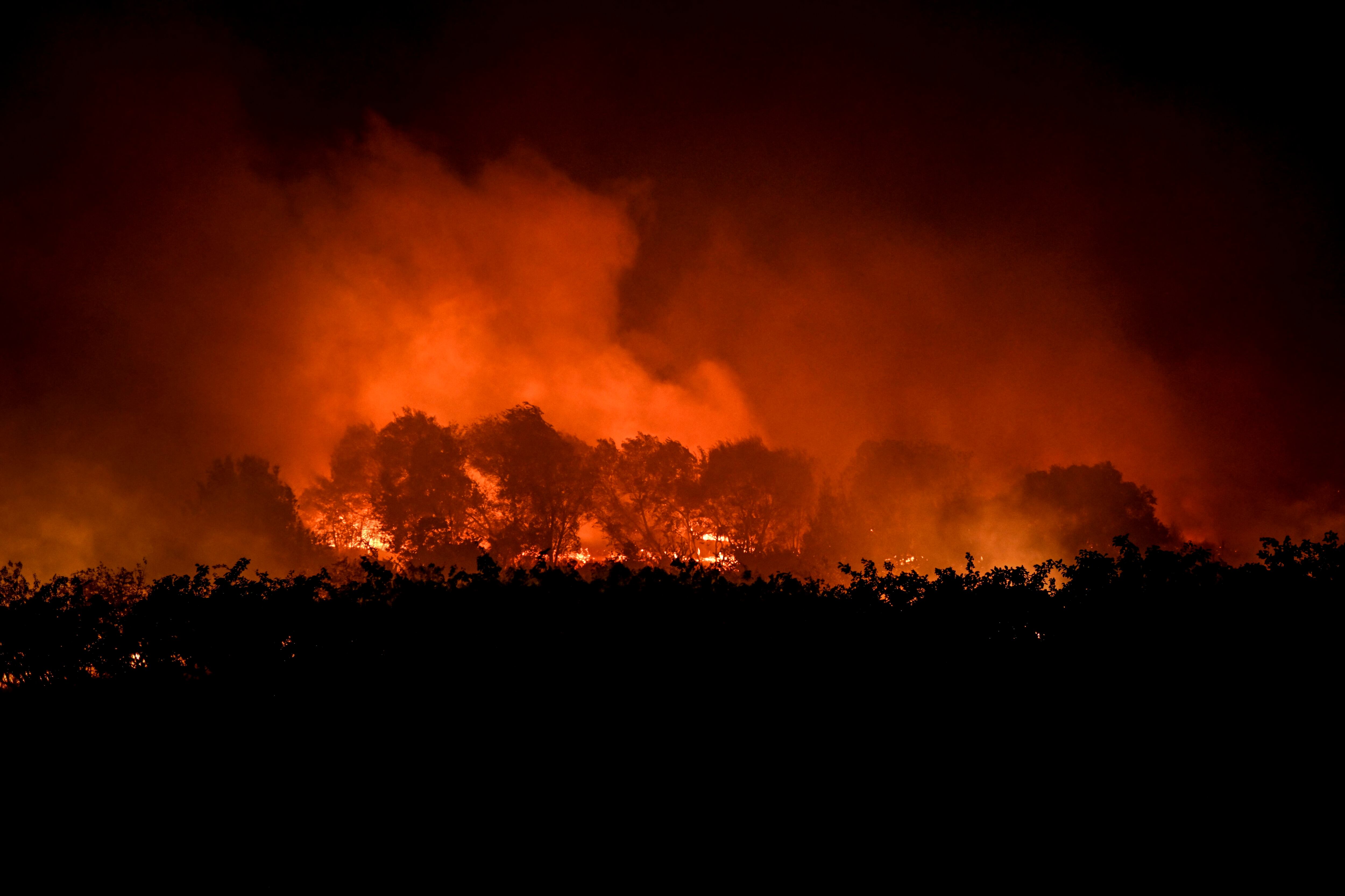 Estudio revela cómo incendios forestales como los de Australia en 2019/20 alteran la química de la estratosfera, afectando la capa de ozono.