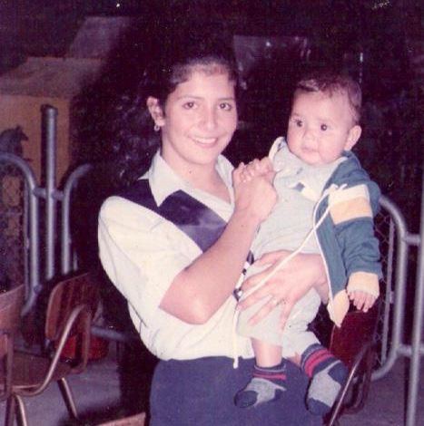 Fotografía de Paulina Ramírez en 1984, cuando se graduó del Colegio Vocacional de Artes y Oficios de Cartago, junto con su hijo Luis Carlos.