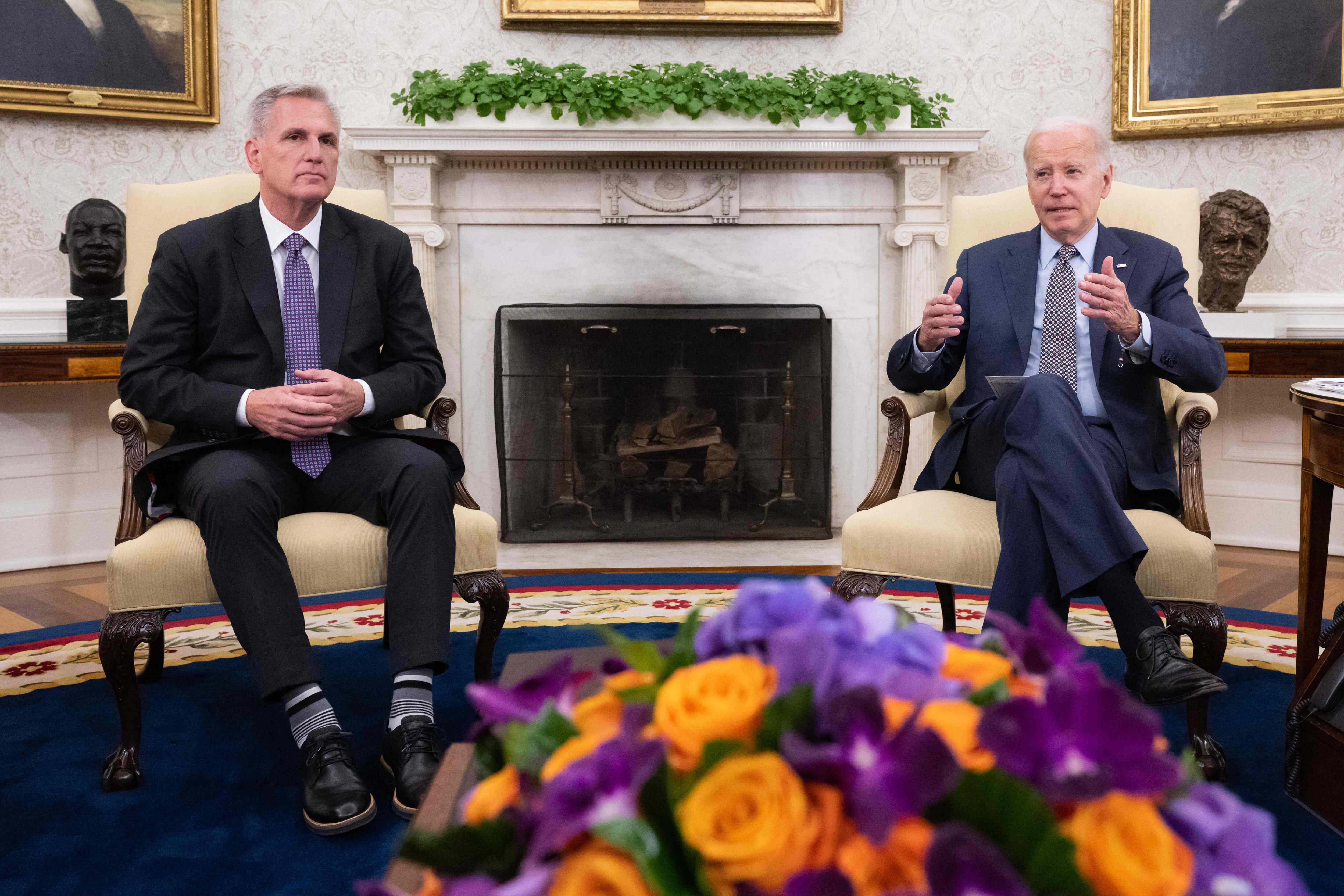 El líder republicano de la Cámara de Representantes, Kevin McCarthy (izquierda), y el presidente de los Estados Unidos, Joe Biden (derecha) han admitido sentirse optimistas por los avances en la negociación para aumentar el techo de la deuda del país norteamericano. Fotografía: 