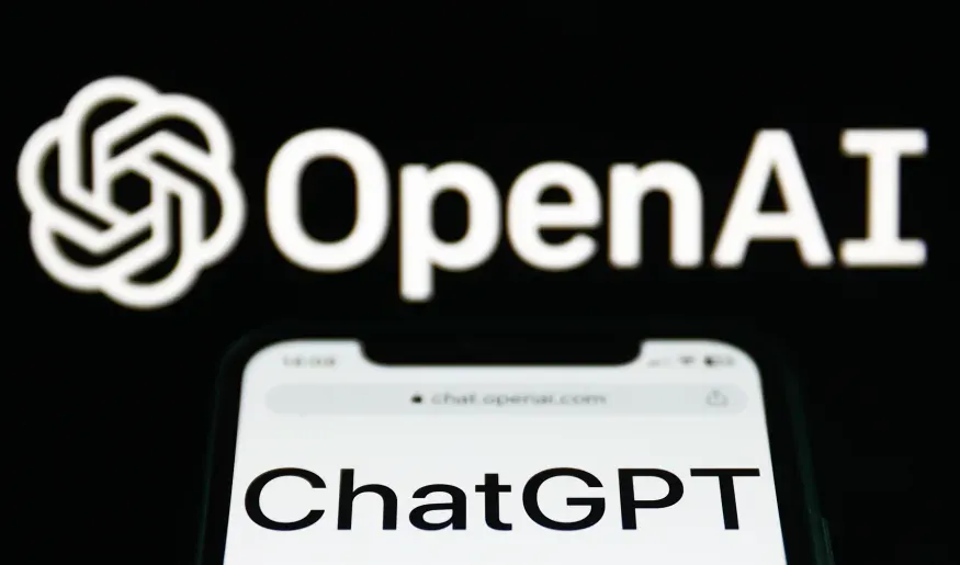 ChatGPT se entrena mediante una gran base de datos de información de Internet, teniendo 175.000 millones de parámetros. 