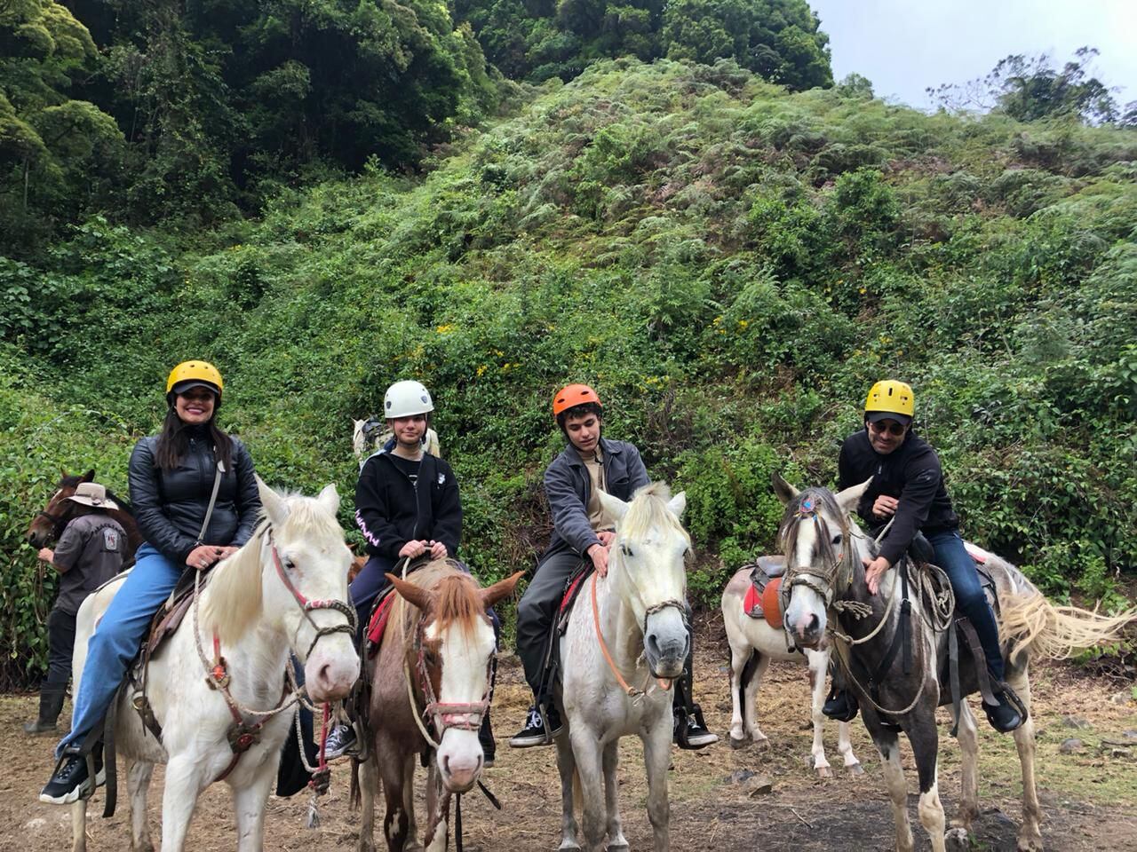 Omar Chaparro, su esposa Lucy y los hijos de ambos Emiliano y Natalia realizaron una cabalgata en San Gerardo de Dota. Foto: ICT para LN