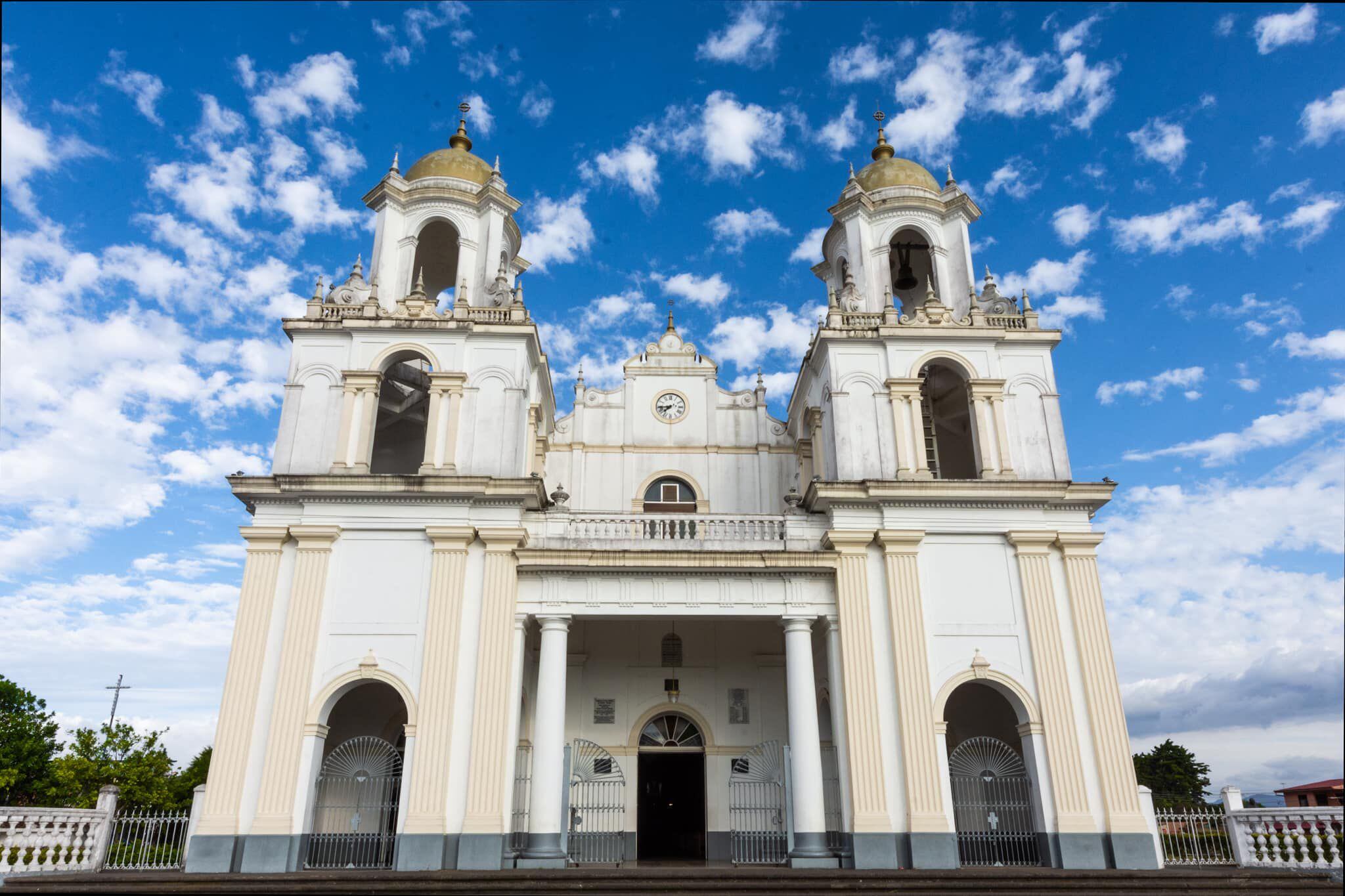 La Parroquia Santo Domingo de Guzmán estará iluminada con las Fiestas Patronales y espera reunir a muchas familias. 