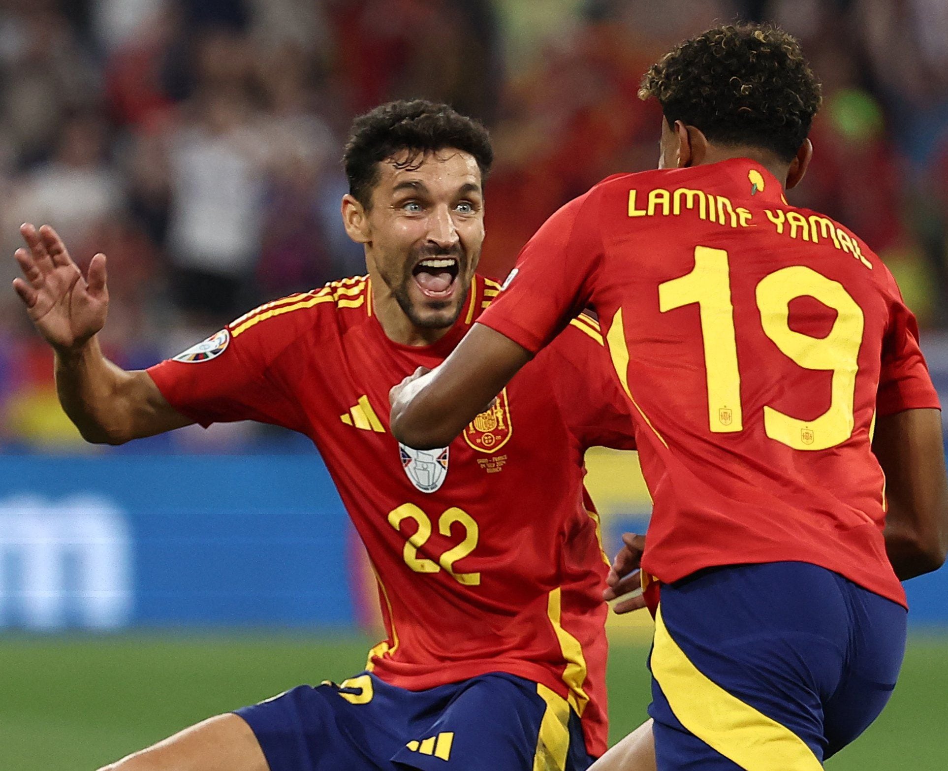 Jesús Navas festejó con Lamine Yamal el gran gol que le marcó a Francia. España ganó 2-1 y avanzó a la final de la Eurocopa. (Foto: X de Uefa.com en español).