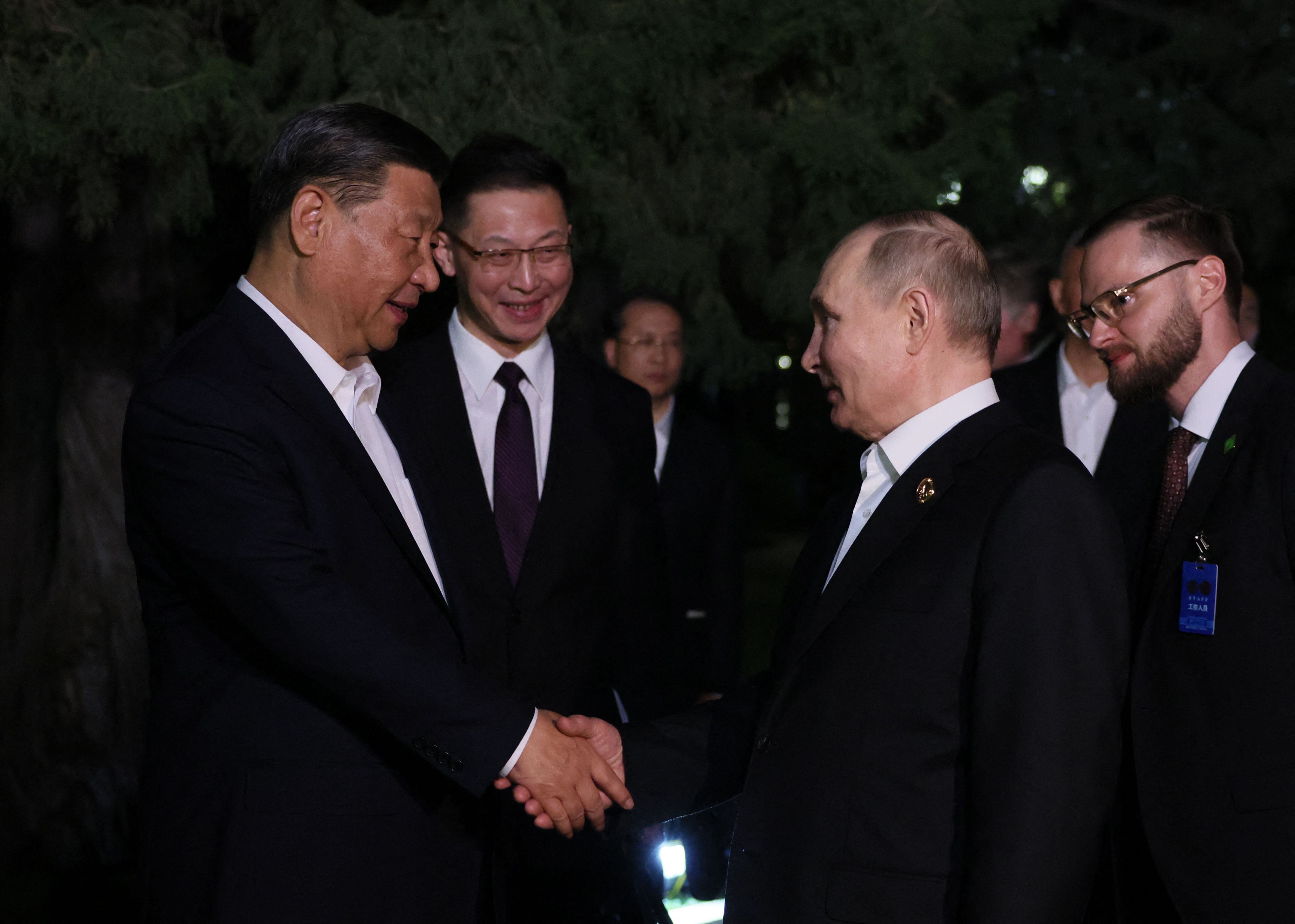 Xi Jinping y Vladimir Putin se reunieron en Pekín, donde afirmaron que su relación es crucial para la paz mundial.