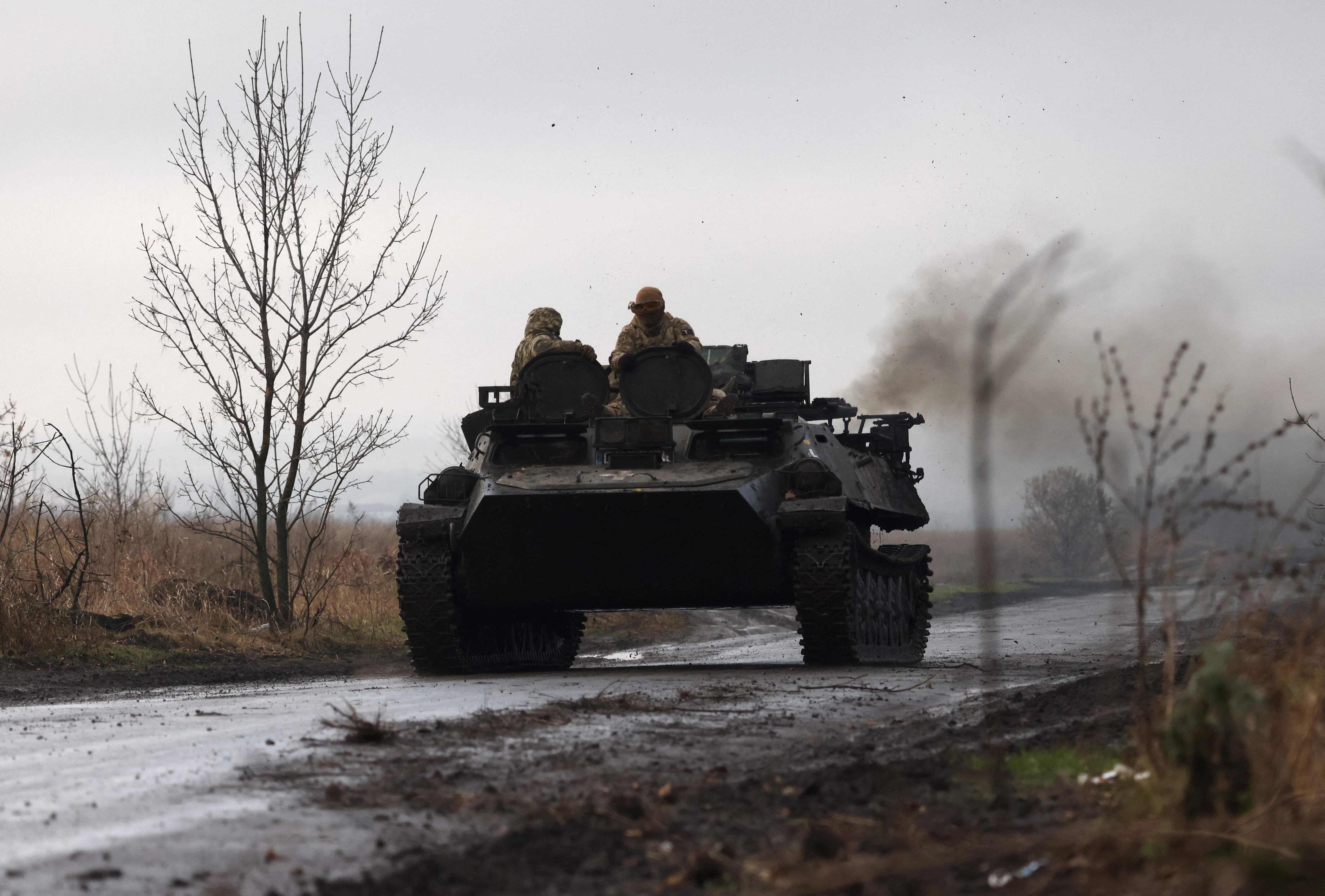 Un vehículo blindado ucraniano circula por una carretera no lejos de la línea del frente en la región de Donetsk, en medio de la invasión rusa de Ucrania. (Foto de Anatolii Stepanov / AFP)