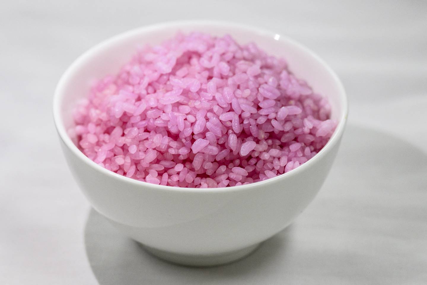 El método de arroz híbrido de Hong reduce significativamente la huella de carbono, liberando 6,27 kilos de dióxido de carbono por cada 100 gramos de proteína producida, ocho veces menos que la producción tradicional de carne.