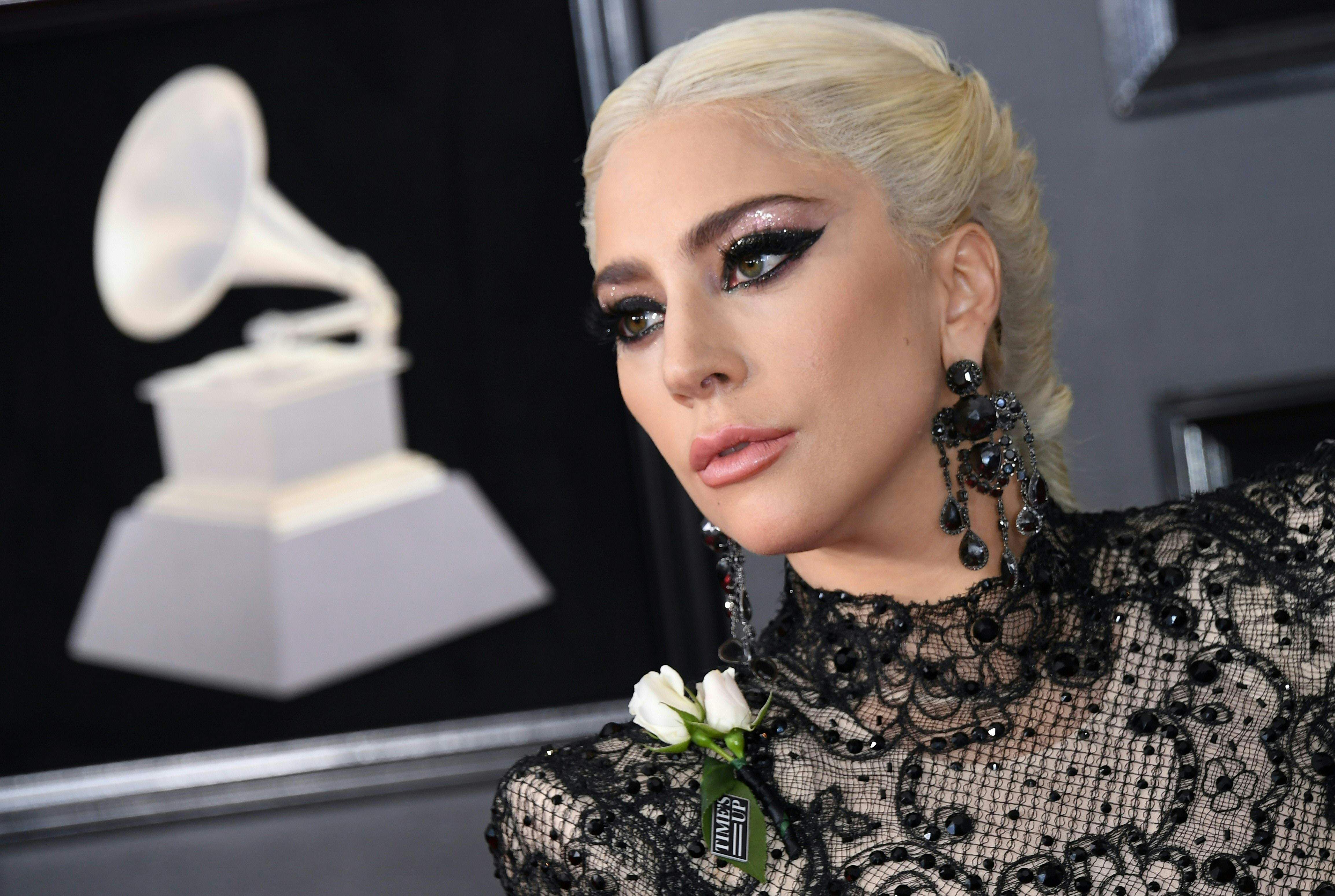 Un hombre se cuela en la casa de Lady Gaga para darle un ramo de flores