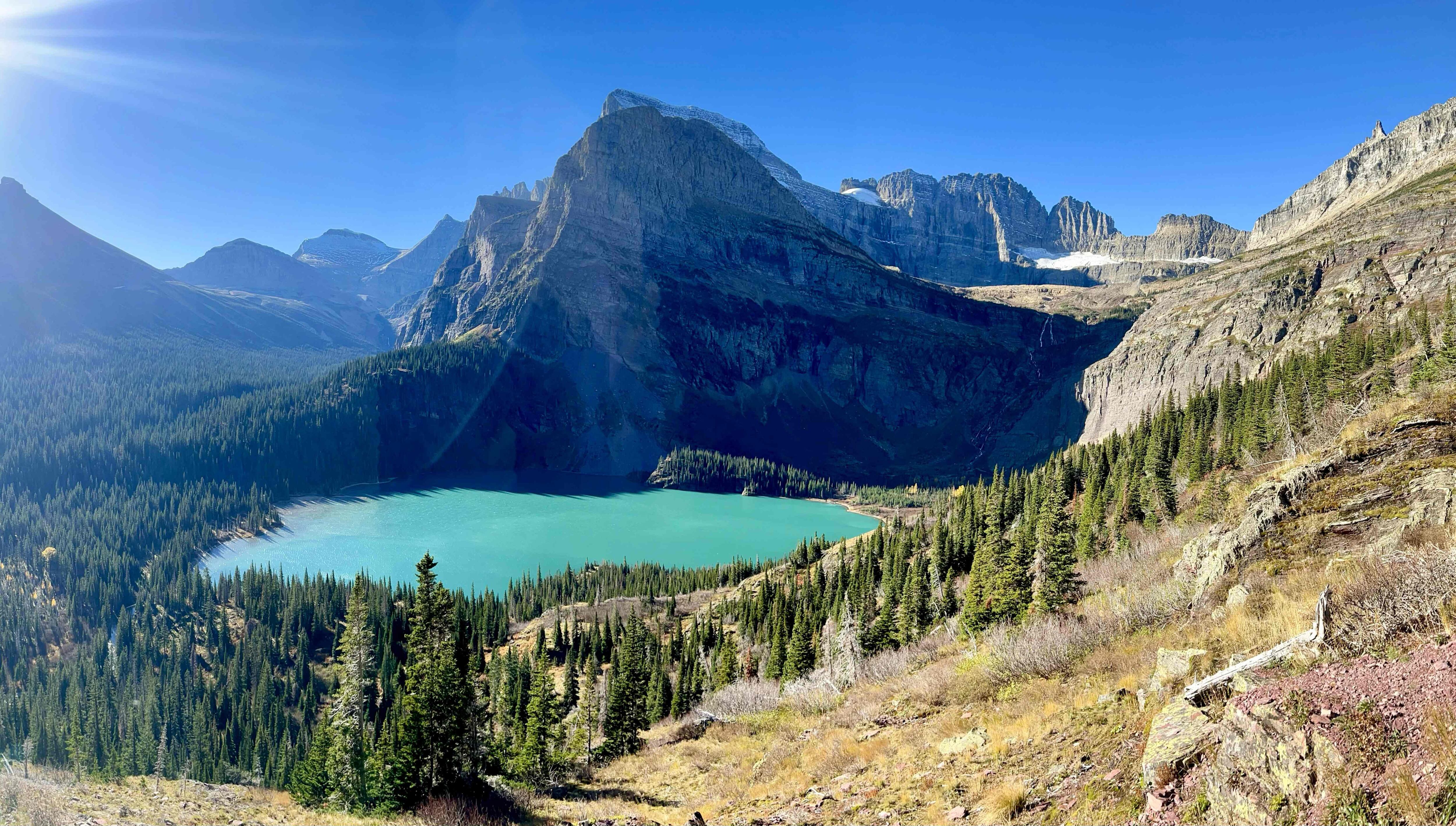 Las aguas turquesas del lago Grinnell debajo del glaciar Grinnell en el Parque Nacional Glacier, Montana, el 19 de octubre de 2023. En el pintoresco Parque Nacional Glacier, cerca de la frontera entre Estados Unidos y Canadá en Montana, la bióloga Dawn LaFleur está trabajando para salvar un pino en riesgo. especies.
