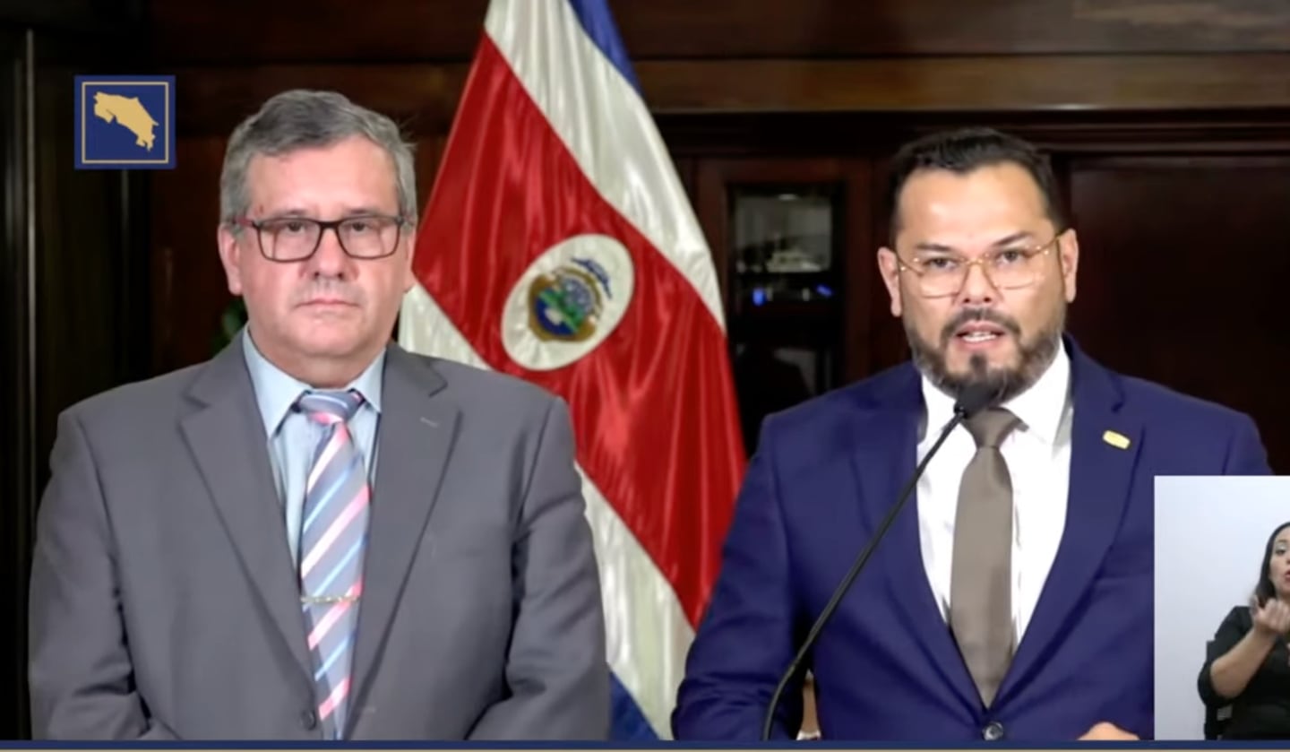 Eric Bogantes Cabezas, regulador general, (izquierda) junto a Marco Acuña Mora, presidente del ICE, este miércoles en Casa Presidencial. Fotografía: Cortesía.