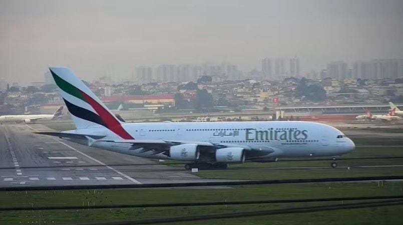 Vuelo de Emirates en Airbus A380 abortó despegue en São Paulo por falla en motor izquierdo; pasajeros reubicados en otros vuelos.