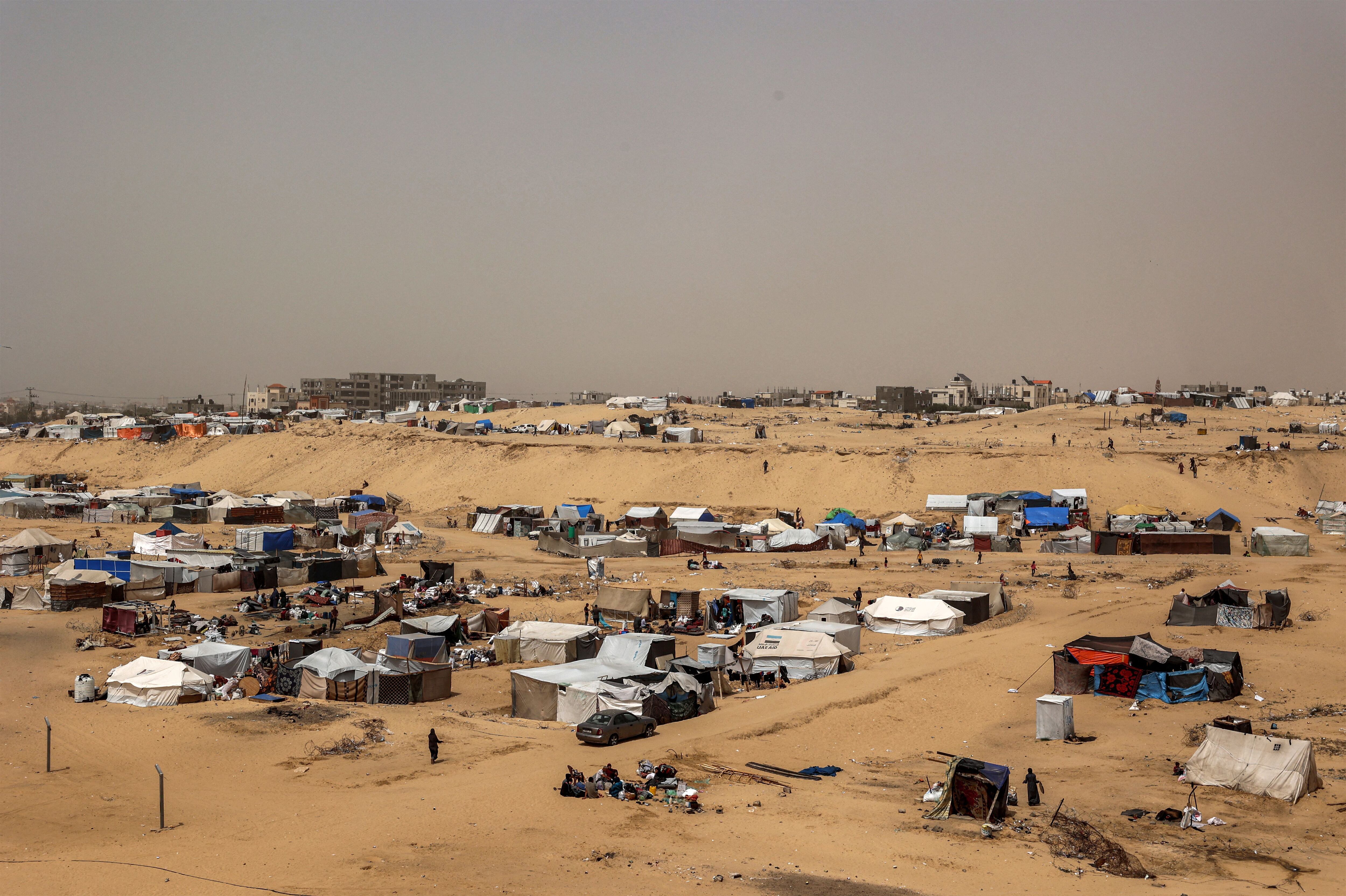 La imagen muestra una vista de los campamentos de tiendas que albergan a palestinos desplazados en Rafah, en el sur de la Franja de Gaza, junto a la valla fronteriza con Egipto, en medio del conflicto en curso en el territorio palestino entre Israel y Hamás. (Foto de AFP)