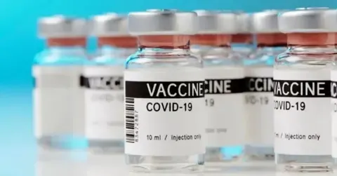 Hasta el 13 de marzo, el refuerzo (cuarta o quinta dosis) con vacuna bivalente contra la covid-19 lo tenían 34.958 personas mayores de 12 años. 
