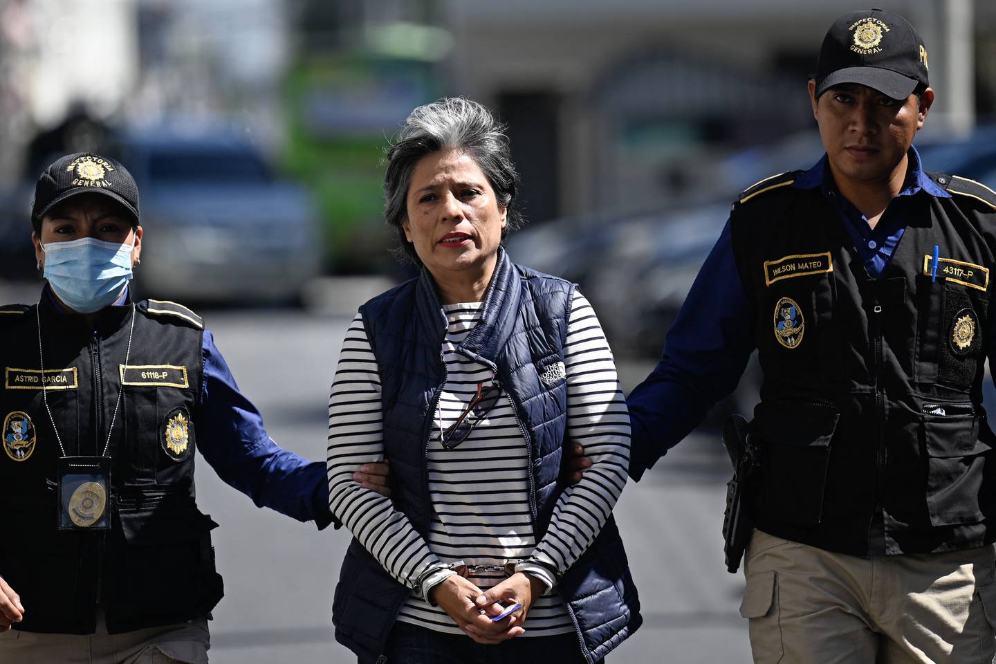 La ex abogada guatemalteca de la Comisión Internacional contra la Impunidad en Guatemala (CICIG), Claudia González (C), llega esposada a una audiencia en el Palacio de Justicia luego de ser arrestada en su casa en la Ciudad de Guatemala.