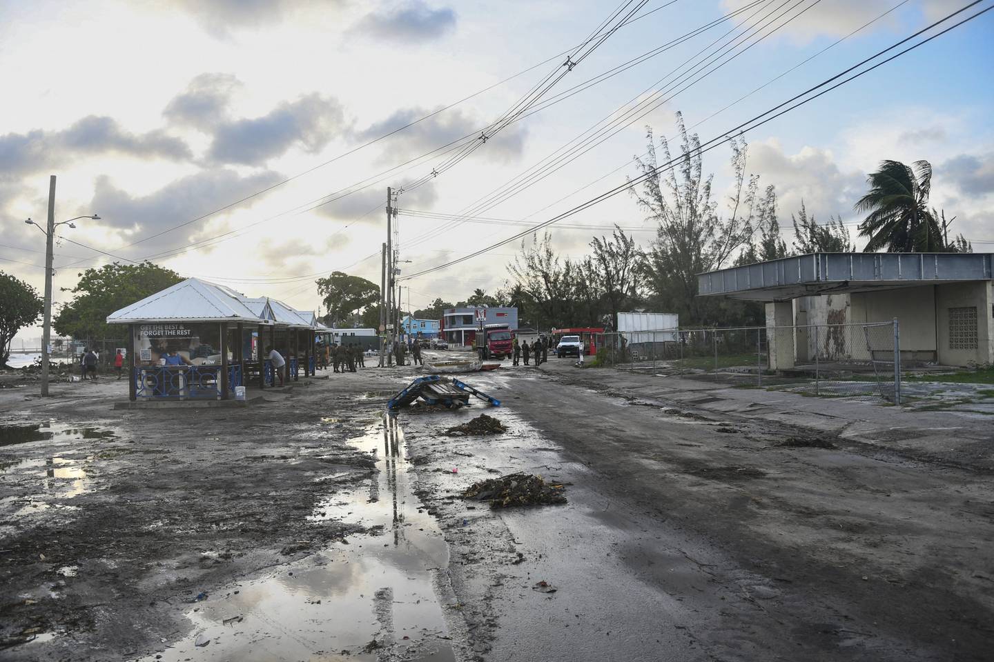 El huracán Beryl provocó severos daños en Barbados, en el caribe de las Américas. Una iglesia cristiana fue destruida en Oistins Gardens. 
Foto: Randy Brooks / AFP