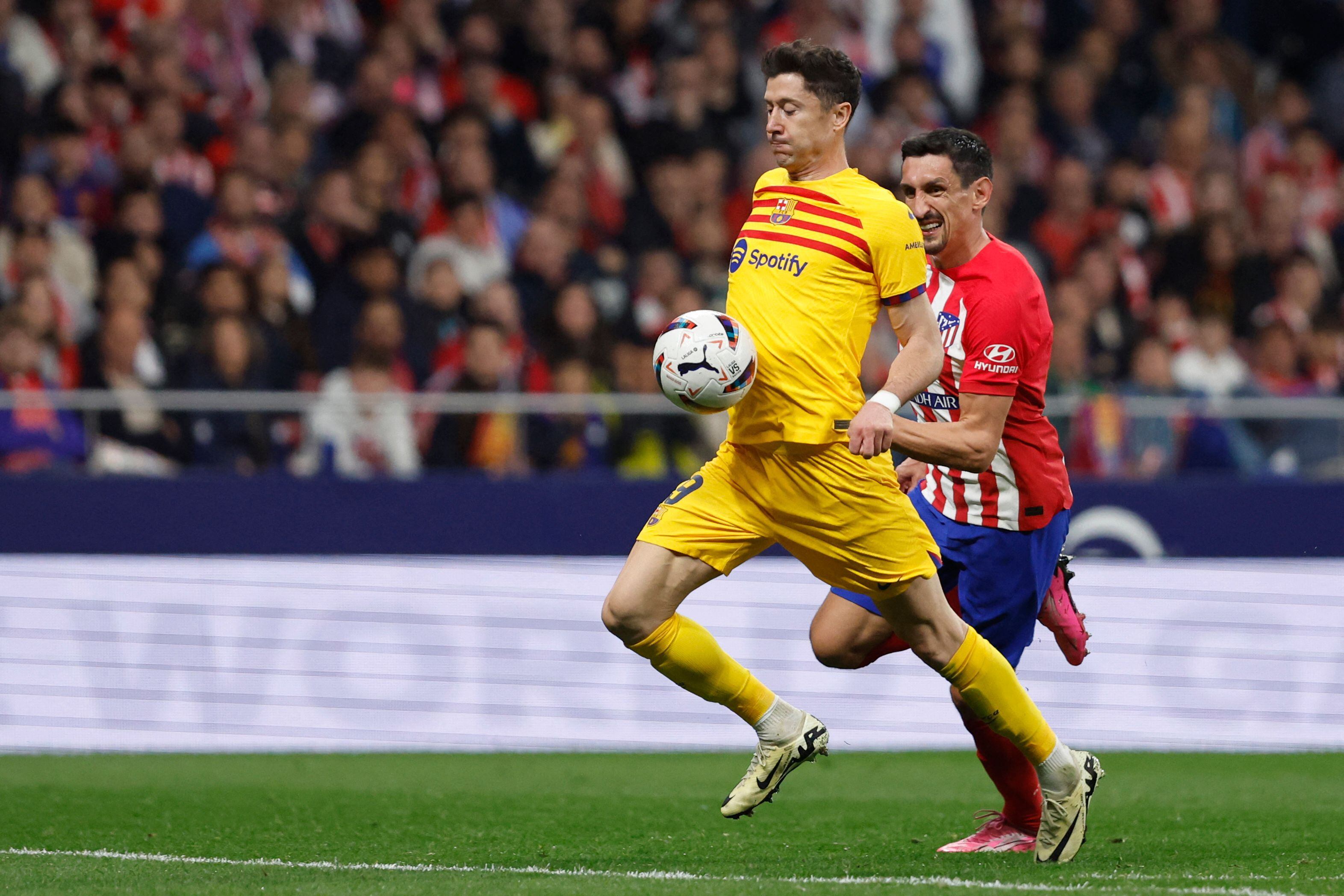 El atacante del Barcelona, Robert Lewandowski, fue clave para que los culés firmaran un triunfo vital ante el Atlético de Madrid. 