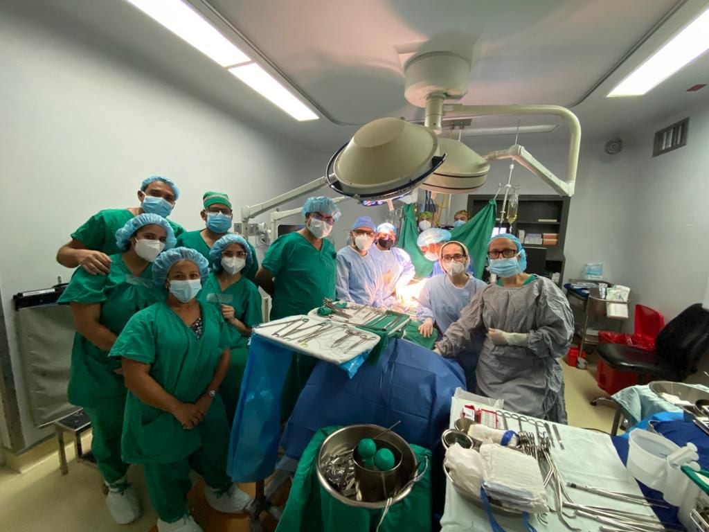 En el trasplante de hígado en adultos con donador vivo participaron más de 40 personas. En la foto, parte del equipo quirúrgico que intervino.
