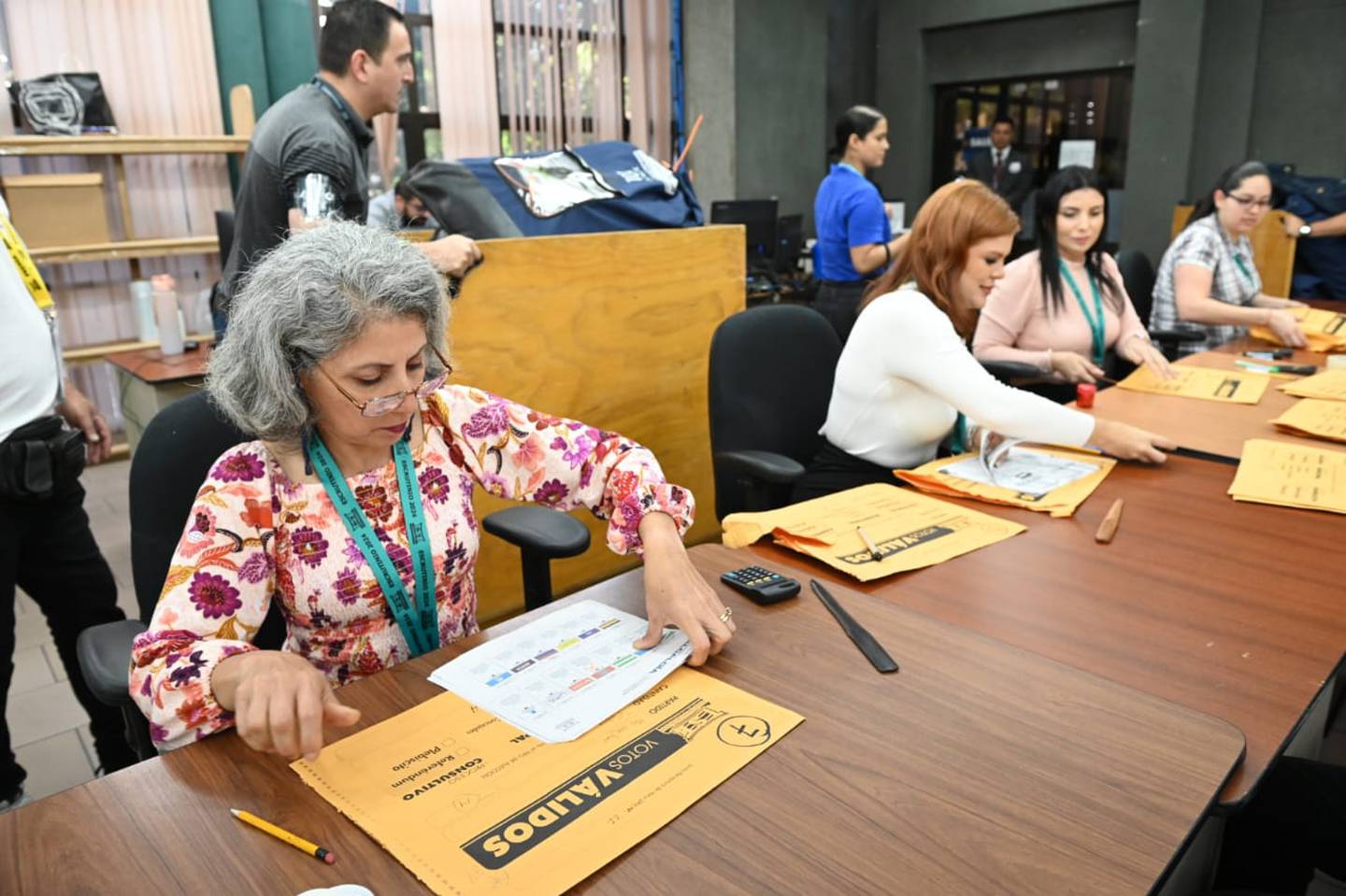 Escrutinio y conteo de votos inició este martes, en las oficinas centrales del TSE. Fotos: Albert Marín