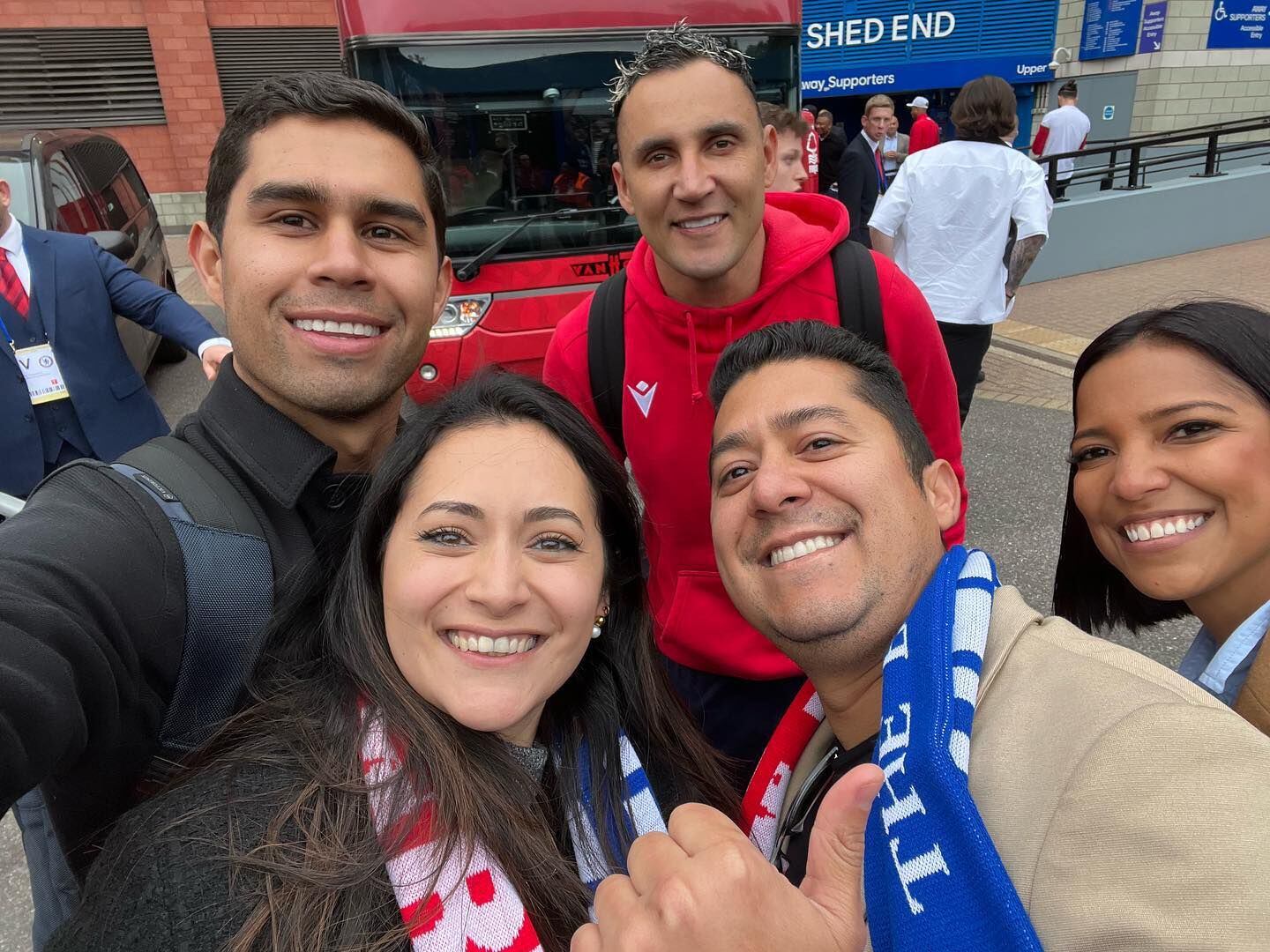 Keylor Navas sonrió al percatarse de que estos cuatro costarricenses acudieron al partido entre Chelsea y Nottingham Forest solo para verlo a él en acción.